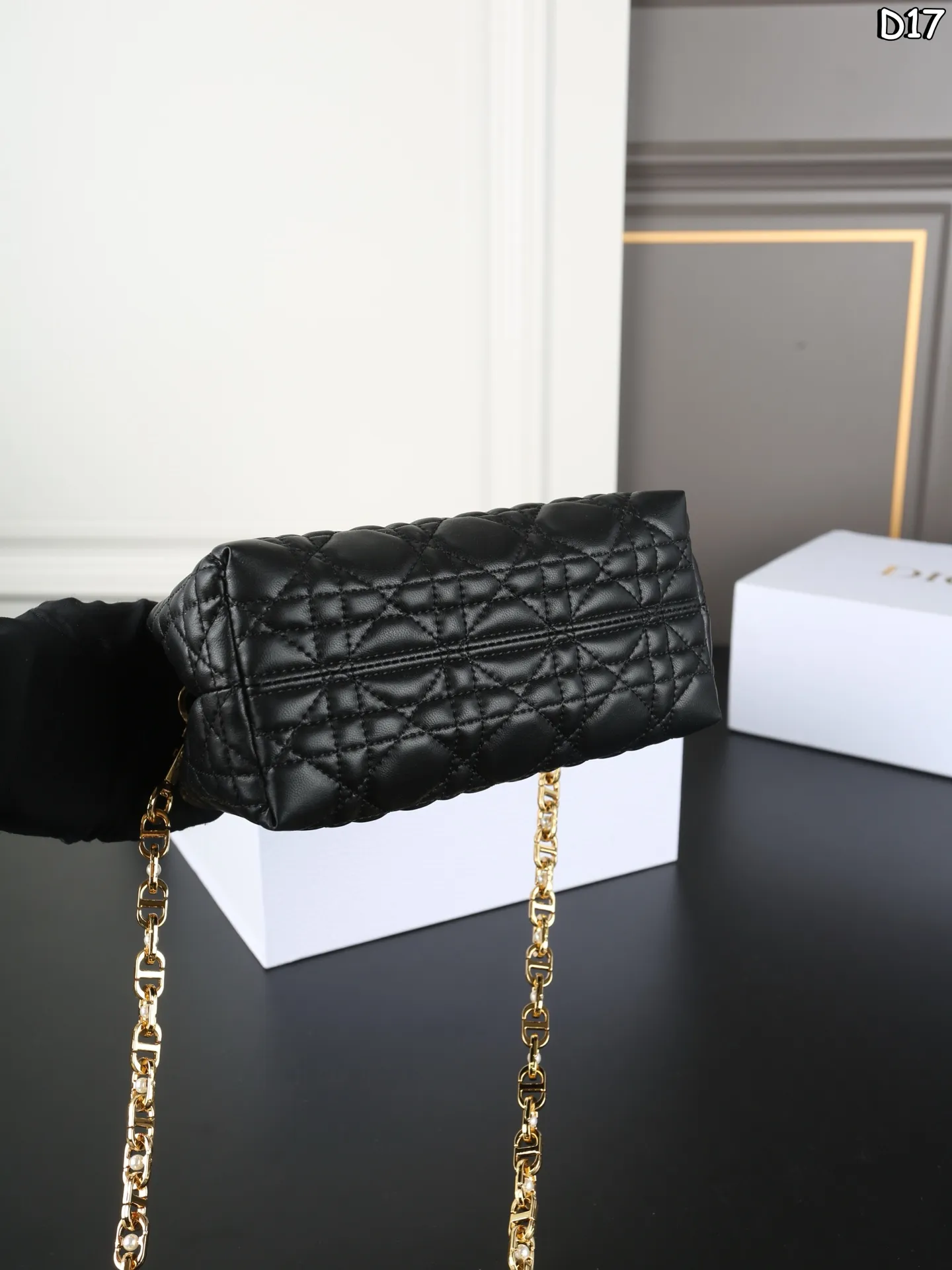 P185 折叠盒 DIOR迪奥 Jolie Handle 藤格纹 珍珠 链条包 斜挎手提包 迷你 简单又高级~ 妥妥的上班族神包 DIOR Jolie，我新的上班神包！ 怎么说呢，就是颜值高！ 拎着走在去上班的路上，回头率猛涨，心情大好～ 尺寸：18&times;11