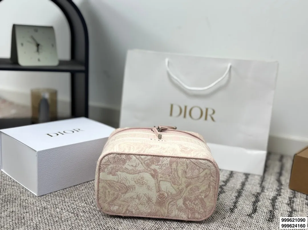 大号p220 小号p230 (配肩带)礼盒包装 size:24*18cm 19*15cm 迪奥 刺绣化妆包 原单 第一眼就沦陷,小号配长肩带 圆圆的包身太讨喜