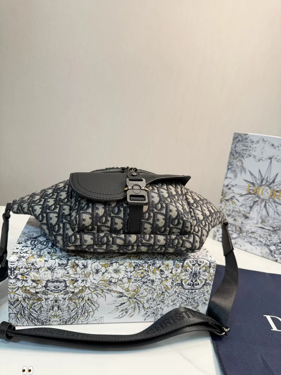 ❤️p155(礼盒包装)❤️ 巨实用巨好看的dior迪奥腰包,大爱的迪奥老花帆布链条腰包 超精致又能装,真香a!喜欢小包的妹子们看过来~老花帆布手机包!不要看着觉得容量小单单放手机三只足以!总之就是想怎么方便怎么来了! 尺寸:40.17cm