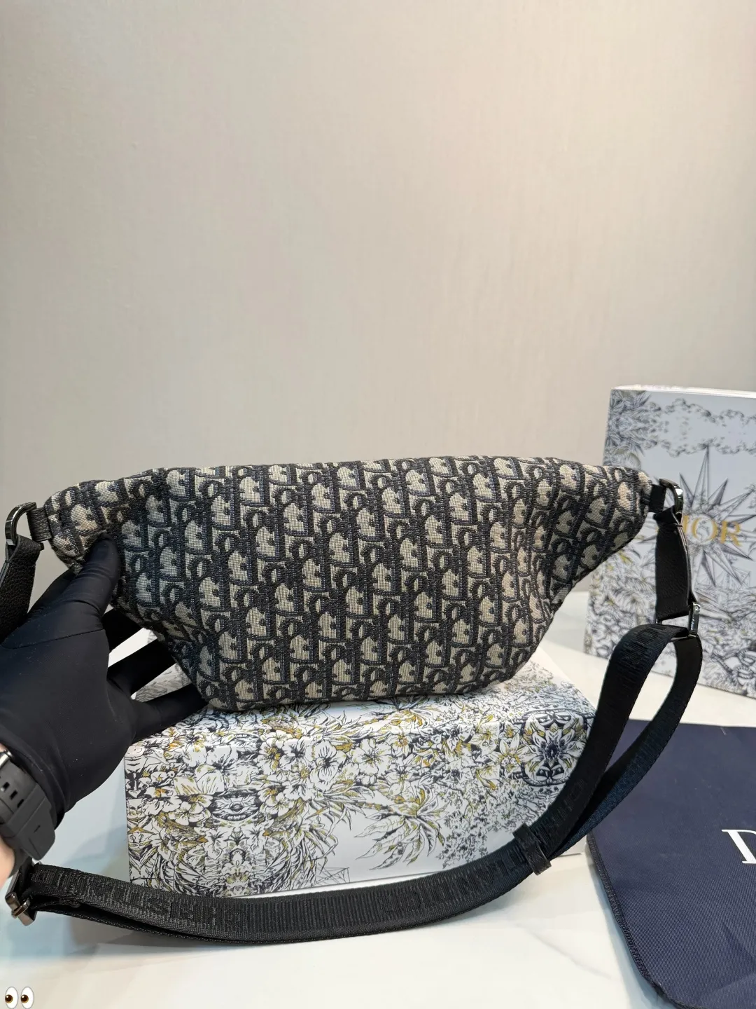 ❤️p155(礼盒包装)❤️ 巨实用巨好看的dior迪奥腰包,大爱的迪奥老花帆布链条腰包 超精致又能装,真香a!喜欢小包的妹子们看过来~老花帆布手机包!不要看着觉得容量小单单放手机三只足以!总之就是想怎么方便怎么来了! 尺寸:40.17cm