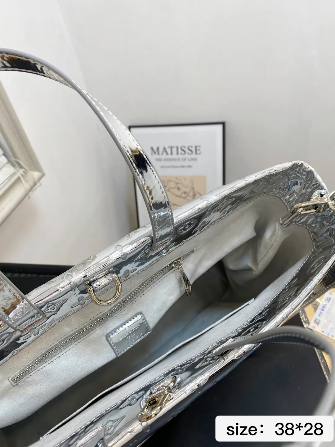 🅿️💰150 无盒 尺寸 38*28 LV Onthego|新品银色压纹包💥时尚C位拿捏了 银色包身自带镜面高光太哇塞了 在光线下blingbling的,走在街上绝对是焦点般的存在! 包身压满的LV经典Monogram花纹,既有品牌辨识度又充满质感 特有的光泽感和立体感,真的把奢华感拉满了~ 这把直接把C位狠狠拿捏了🫴 09687