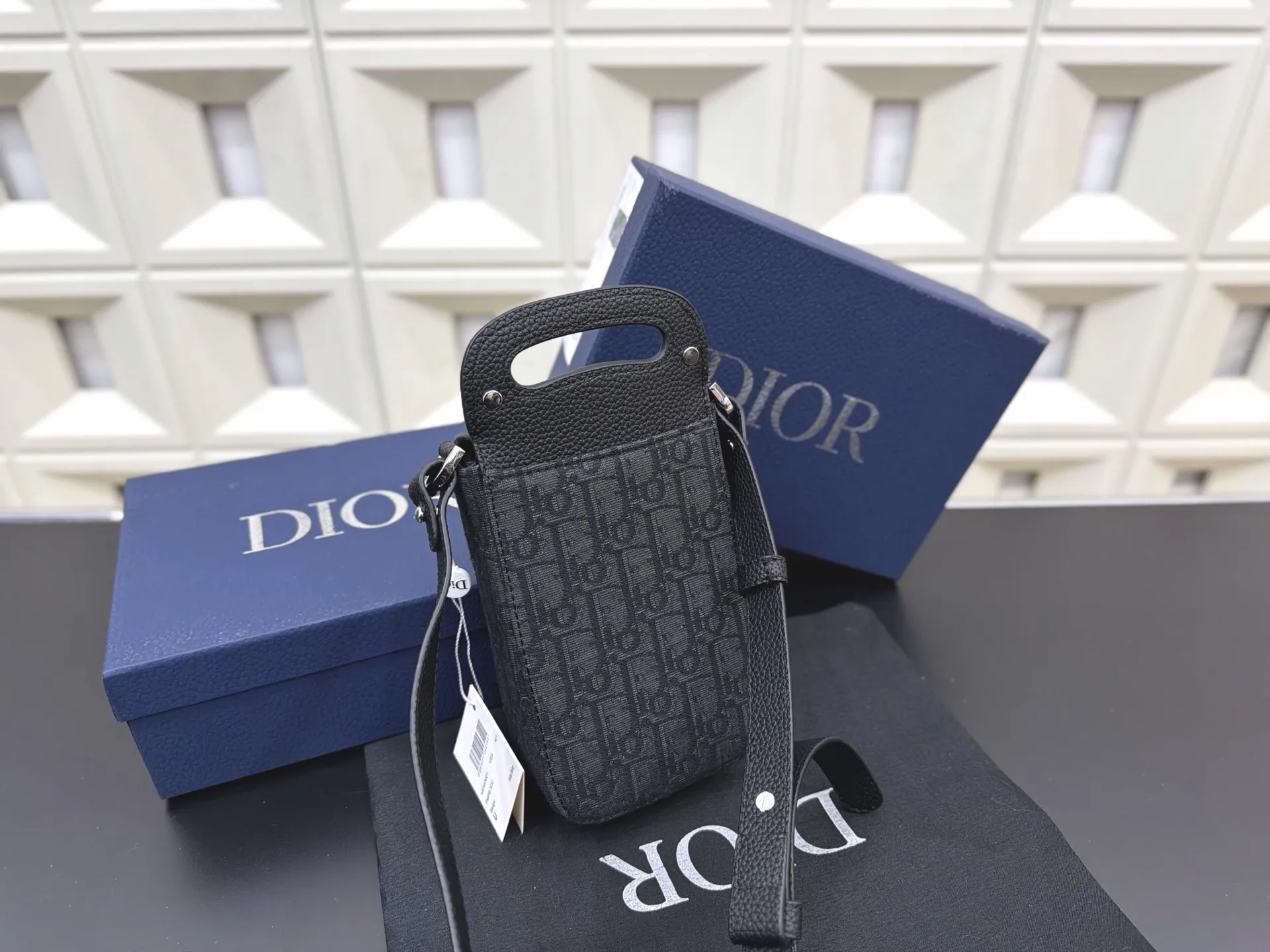 P150 DIOR 迪奥 刺绣针织牛仔布手机包 小方包 男女通用斜挎包 单肩包 经典百搭 实物拍摄 原厂原版面料 防尘袋 礼盒 22 x 11 cm。