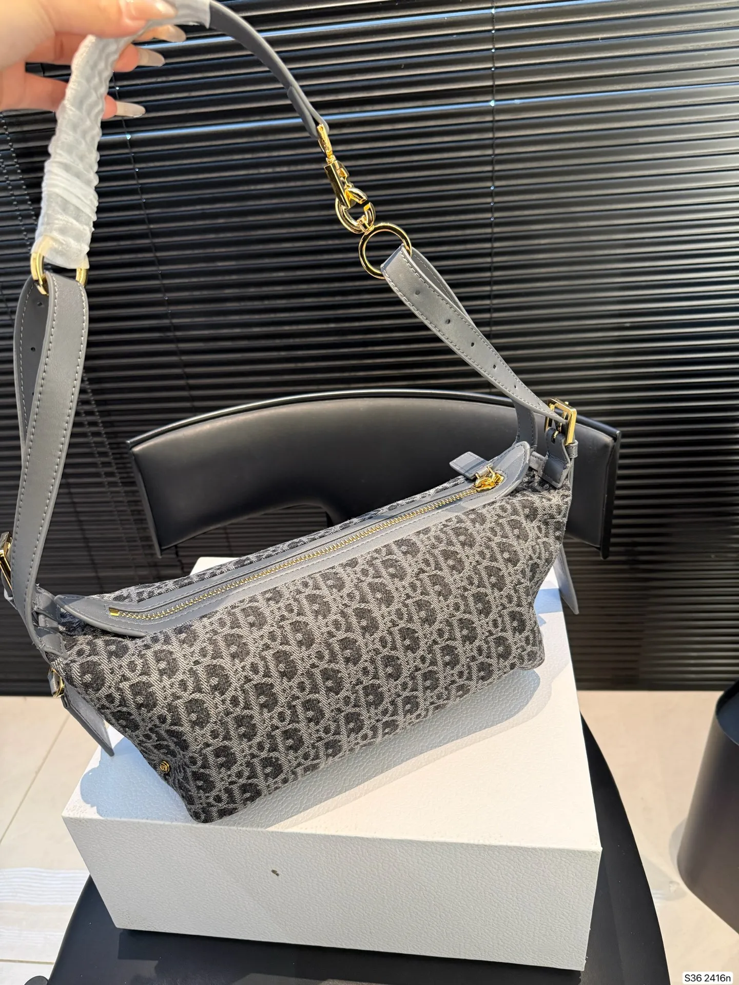 P230配折叠盒子 迪奥旅行包 被 Dior新款流浪包美到失语 富家千金同款Dior新款流浪包，一眼万年，背着它，你就是人群焦点谁还看路啊!时尚圈顶流Dior新款流浪包，把高级感狠狠拿捏住了，背上秒变街拍女王。 富家千金同款Dior新款流浪包，一眼万年，背着它，你就是人群焦点尺寸：26 15 货号2416