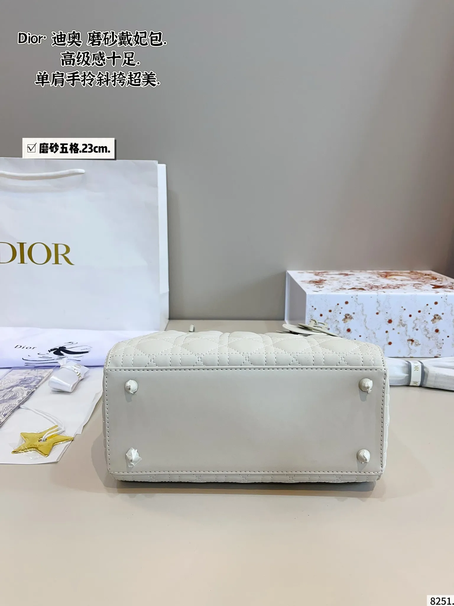 p210配包装🎁. 迪奥戴妃,dior高端品质,可随意对比专柜细节,独家出货,高版本第一批定制爆款 与专柜一样哦!磨砂品质 现货在售‼️实拍图一组,我们的版本看实拍 更有寓意 尺寸:23*12*20cm