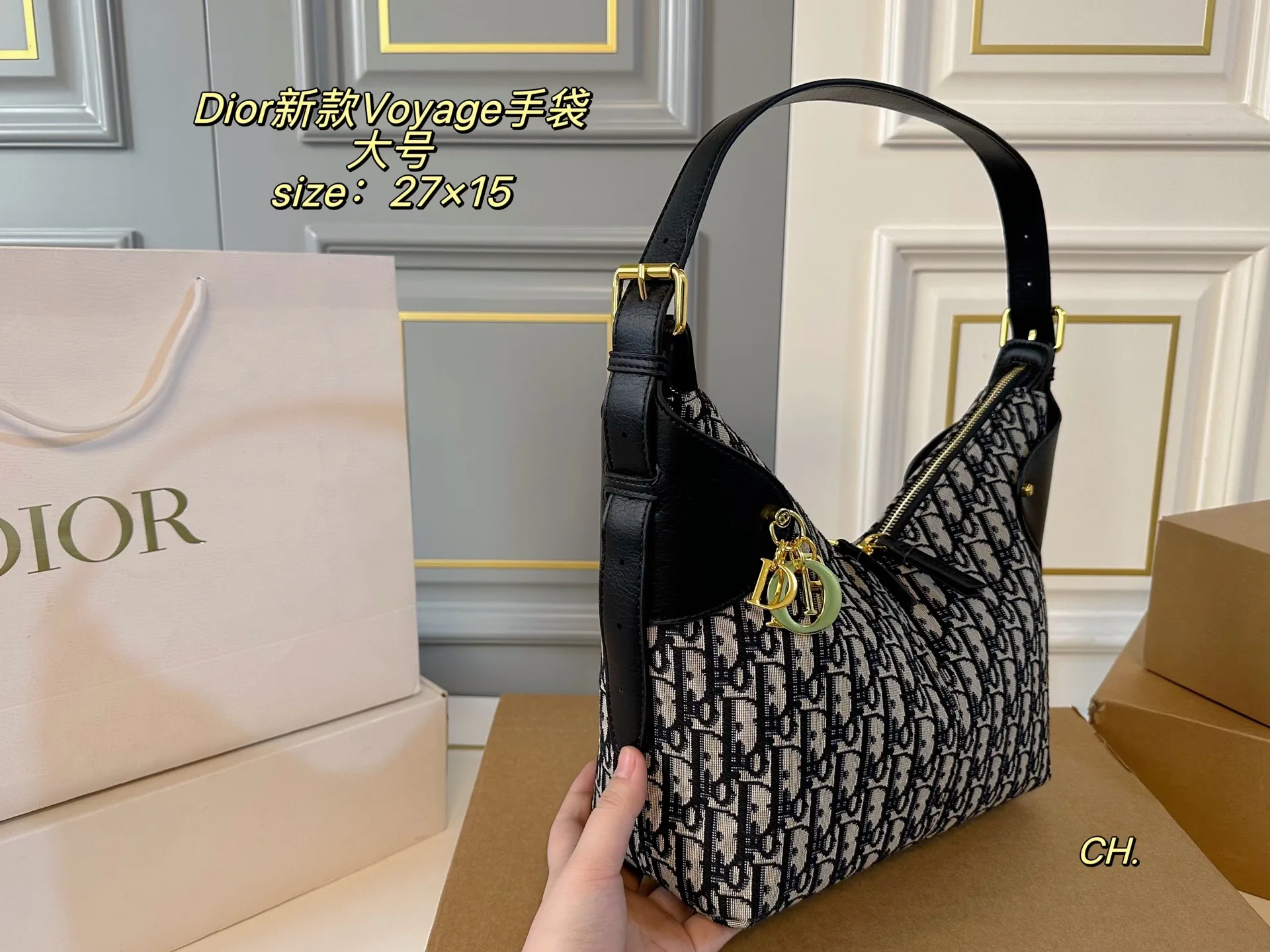 P150(折叠盒) size:27×15大号 DIOR迪奥新款菱格Voyage 手袋💕 复古时尚,简约大方,港风感拉满 摸起来超治愈的菱格纹➕质感五金 可调节肩带,对不同身高都友好 精致感拉满,专属挂饰细节满分💯