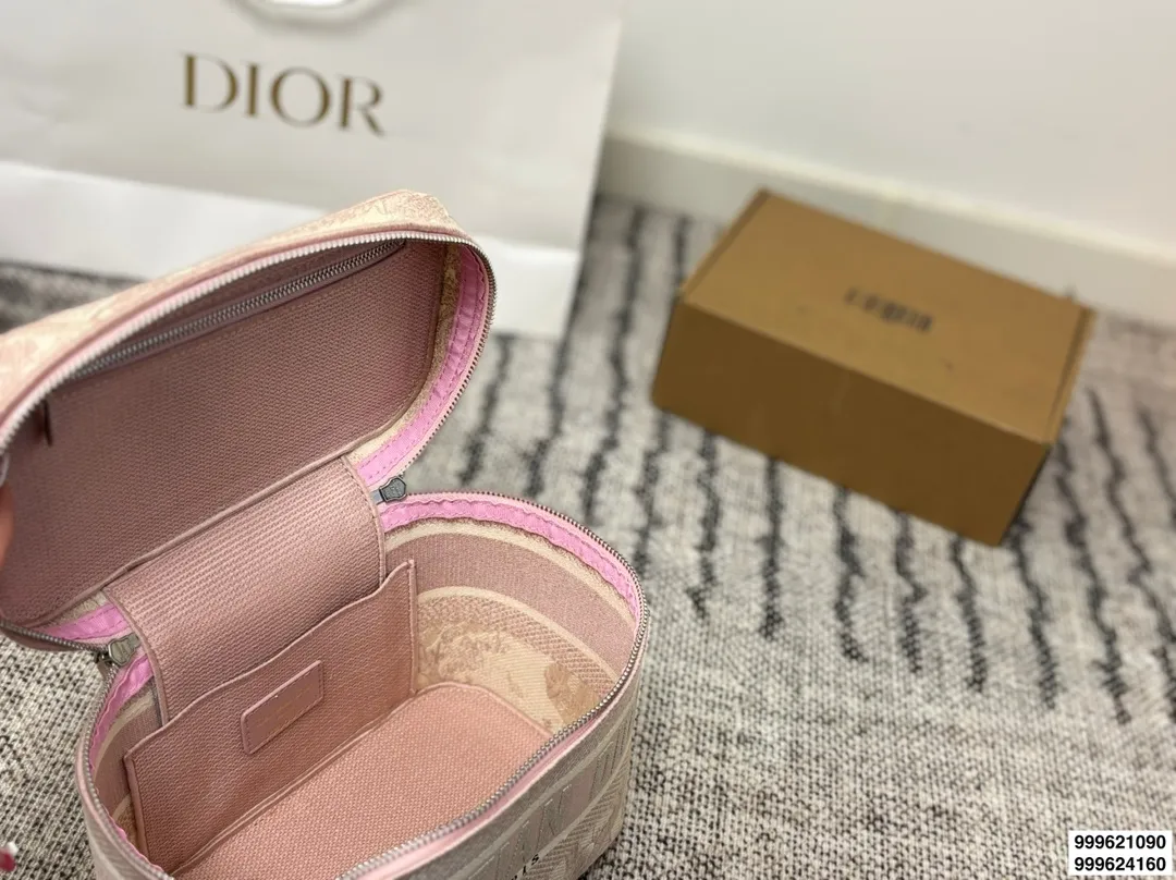 大号p220 小号p230 (配肩带)礼盒包装 size:24*18cm 19*15cm 迪奥 刺绣化妆包 原单 第一眼就沦陷,小号配长肩带 圆圆的包身太讨喜