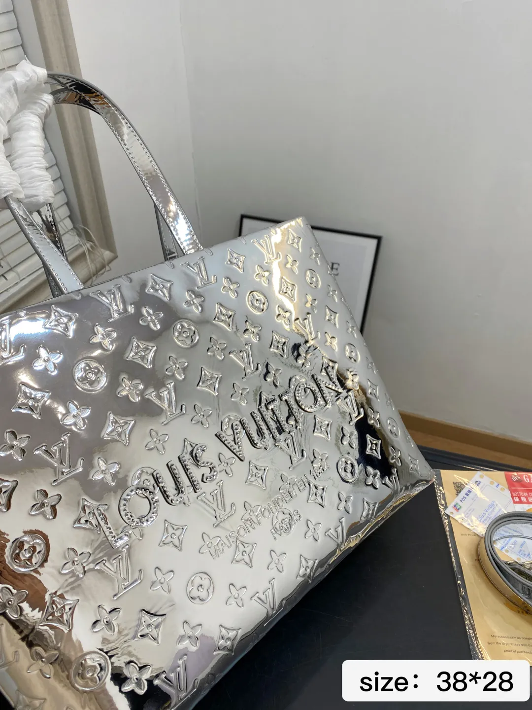 🅿️💰150 无盒 尺寸 38*28 LV Onthego｜新品银色压纹包💥时尚C位拿捏了 银色包身自带镜面高光太哇塞了 在光线下blingbling的，走在街上绝对是焦点般的存在！ 包身压满的LV经典Monogram花纹，既有品牌辨识度又充满质感 特有的光泽感和立体感，真的把奢华感拉满了～ 这把直接把C位狠狠拿捏了🫴 09687