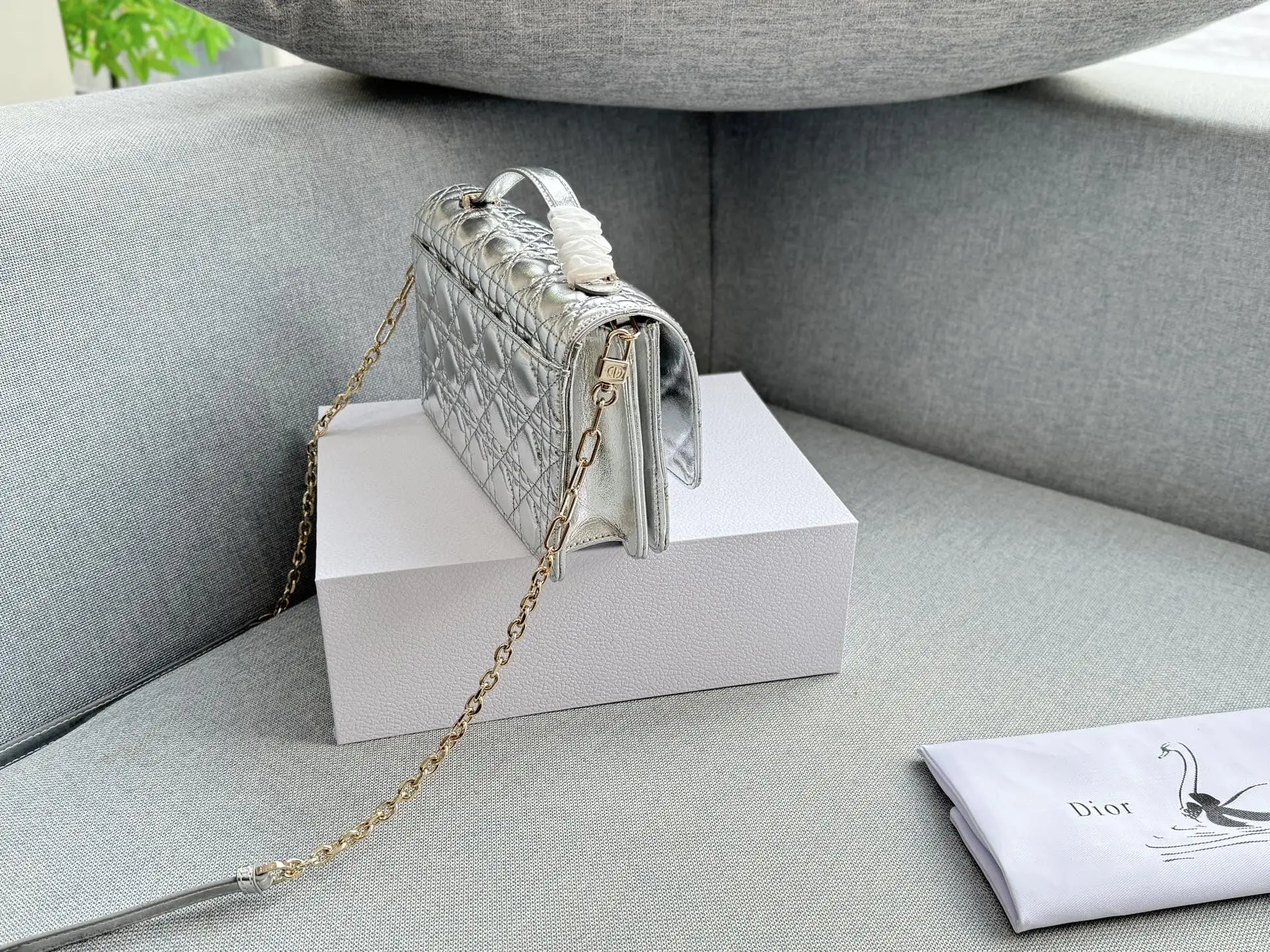 大💰190 折叠盒 小💰185 折叠盒 size：24&times;14/21&times;11 DIOR迪奥 My Dior MISS DIOR 藤格纹 链条包 单肩斜挎包手提包 MISS DIOR手袋 手提或肩背都很优雅高级 标志性的藤纹格内里多个隔层和卡槽精美之余又实用度满满的 优雅实用。采用羊皮革精心制作