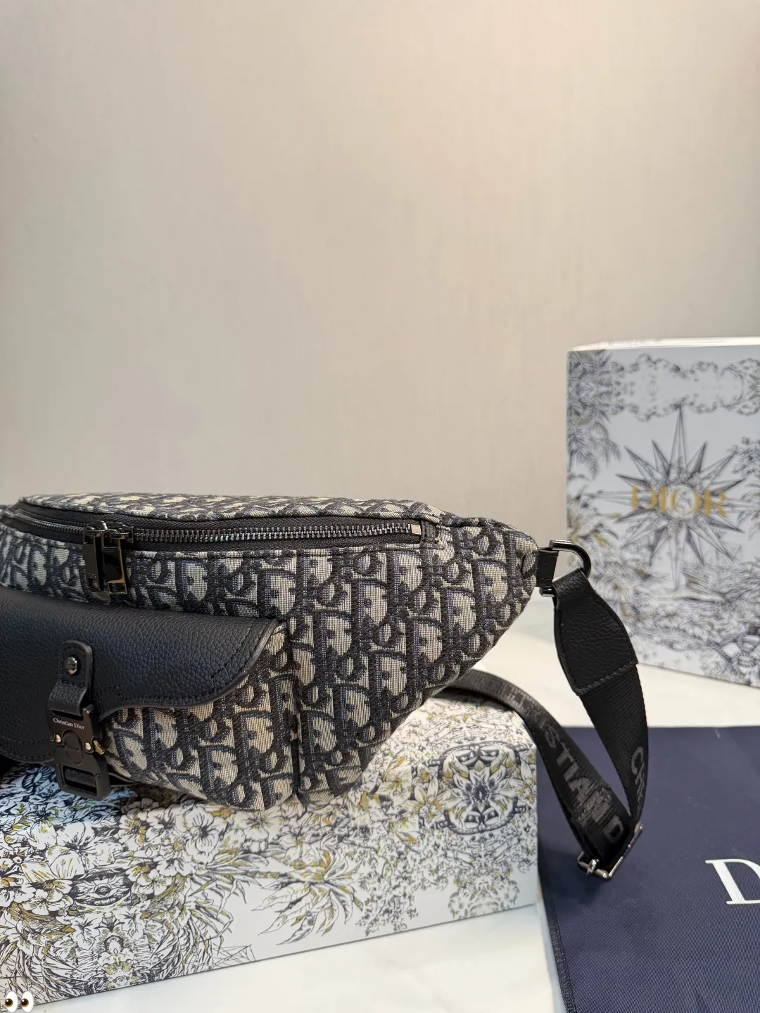 ❤️p155(礼盒包装)❤️ 巨实用巨好看的dior迪奥腰包,大爱的迪奥老花帆布链条腰包 超精致又能装,真香a!喜欢小包的妹子们看过来~老花帆布手机包!不要看着觉得容量小单单放手机三只足以!总之就是想怎么方便怎么来了! 尺寸:40.17cm