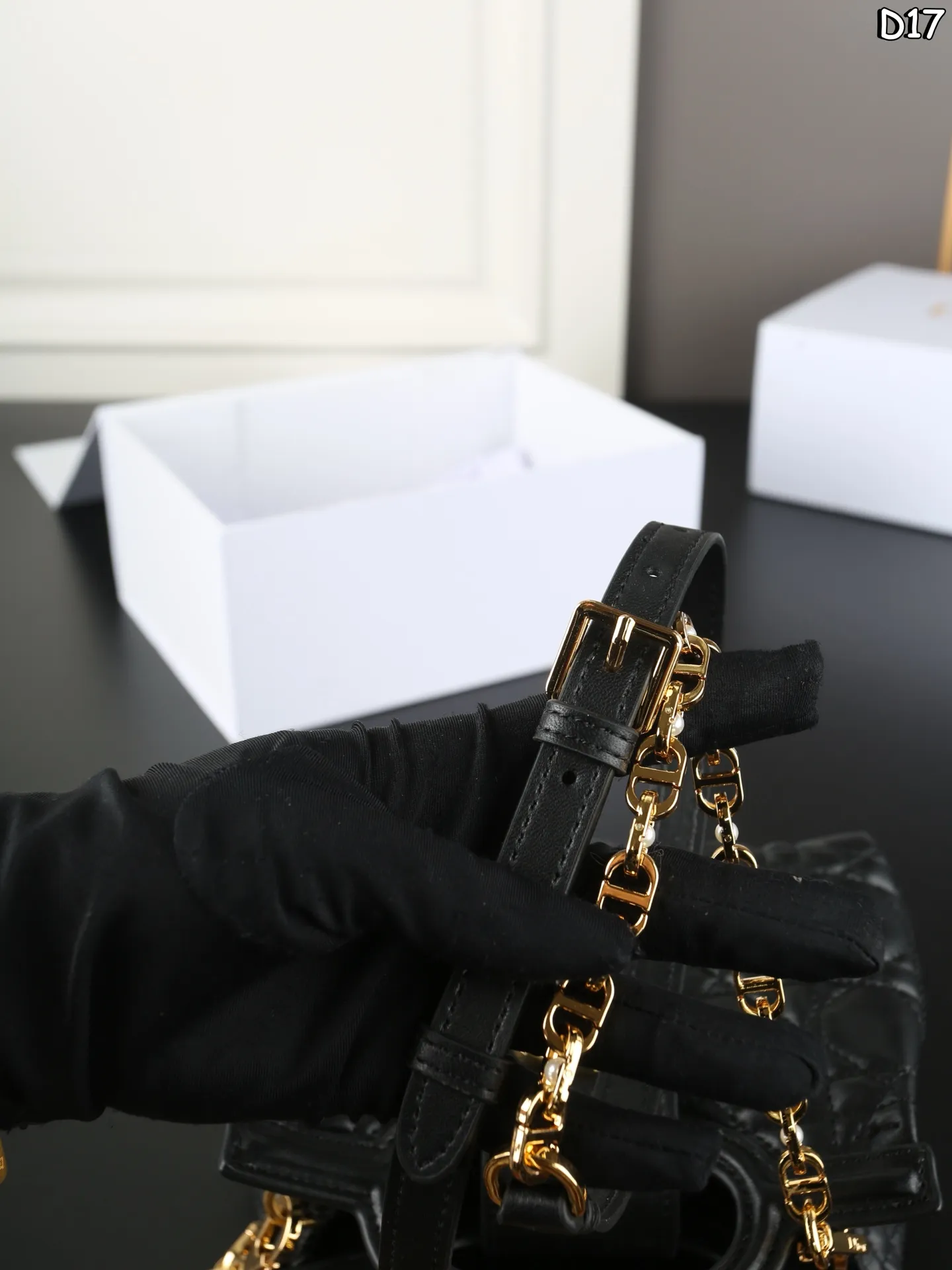 P185 折叠盒 DIOR迪奥 Jolie Handle 藤格纹 珍珠 链条包 斜挎手提包 迷你 简单又高级~ 妥妥的上班族神包 DIOR Jolie，我新的上班神包！ 怎么说呢，就是颜值高！ 拎着走在去上班的路上，回头率猛涨，心情大好～ 尺寸：18&times;11