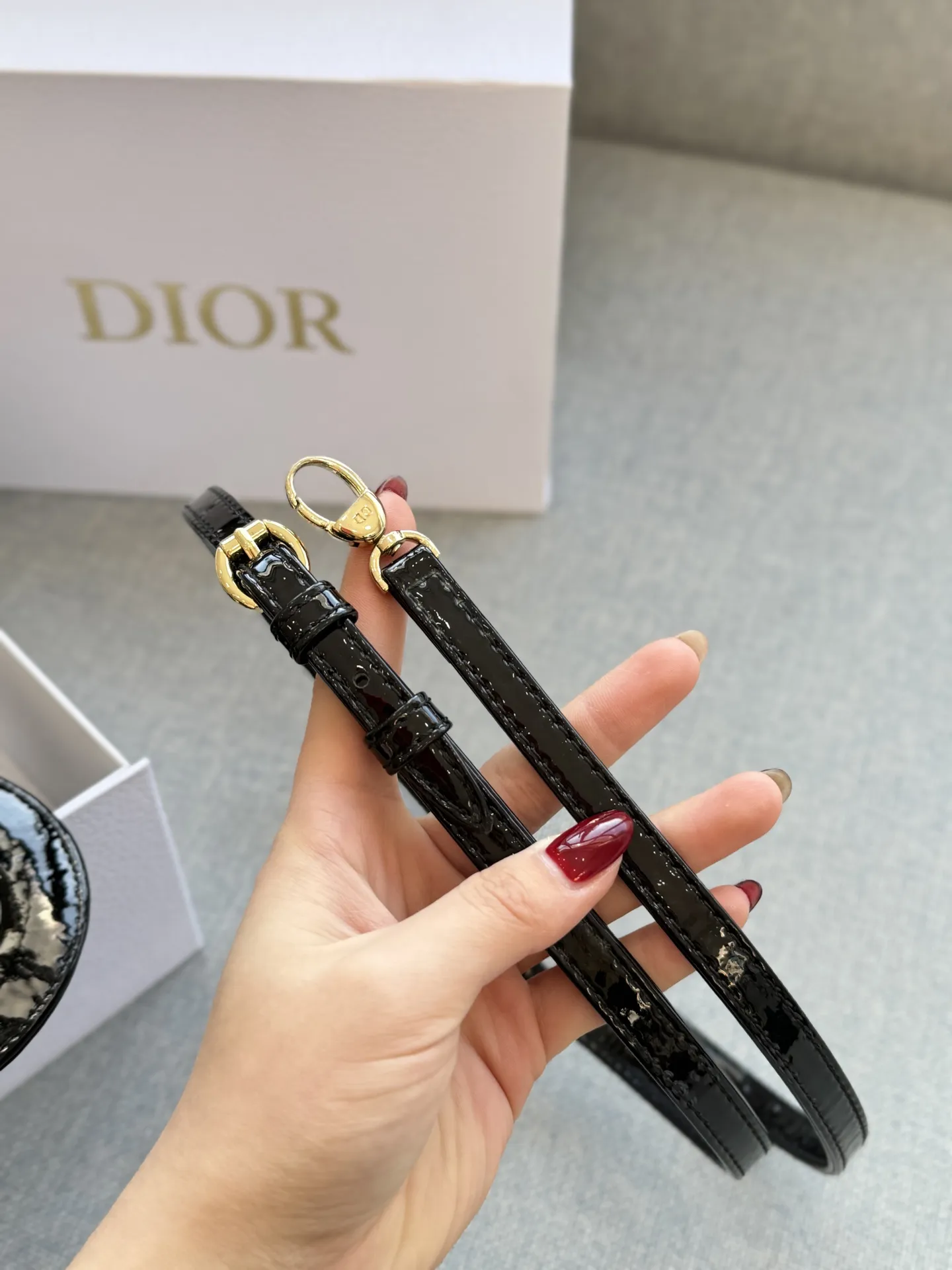超迷你三格💰160 全套礼盒 size:12×11 DIOR迪奥 Lady Dior 藤格纹 漆皮 戴妃包手提包 自带高级感, 漆皮戴妃的美谁懂 整个包都在布灵布灵 很精致很显气质 完全是人间富贵花本花🌹