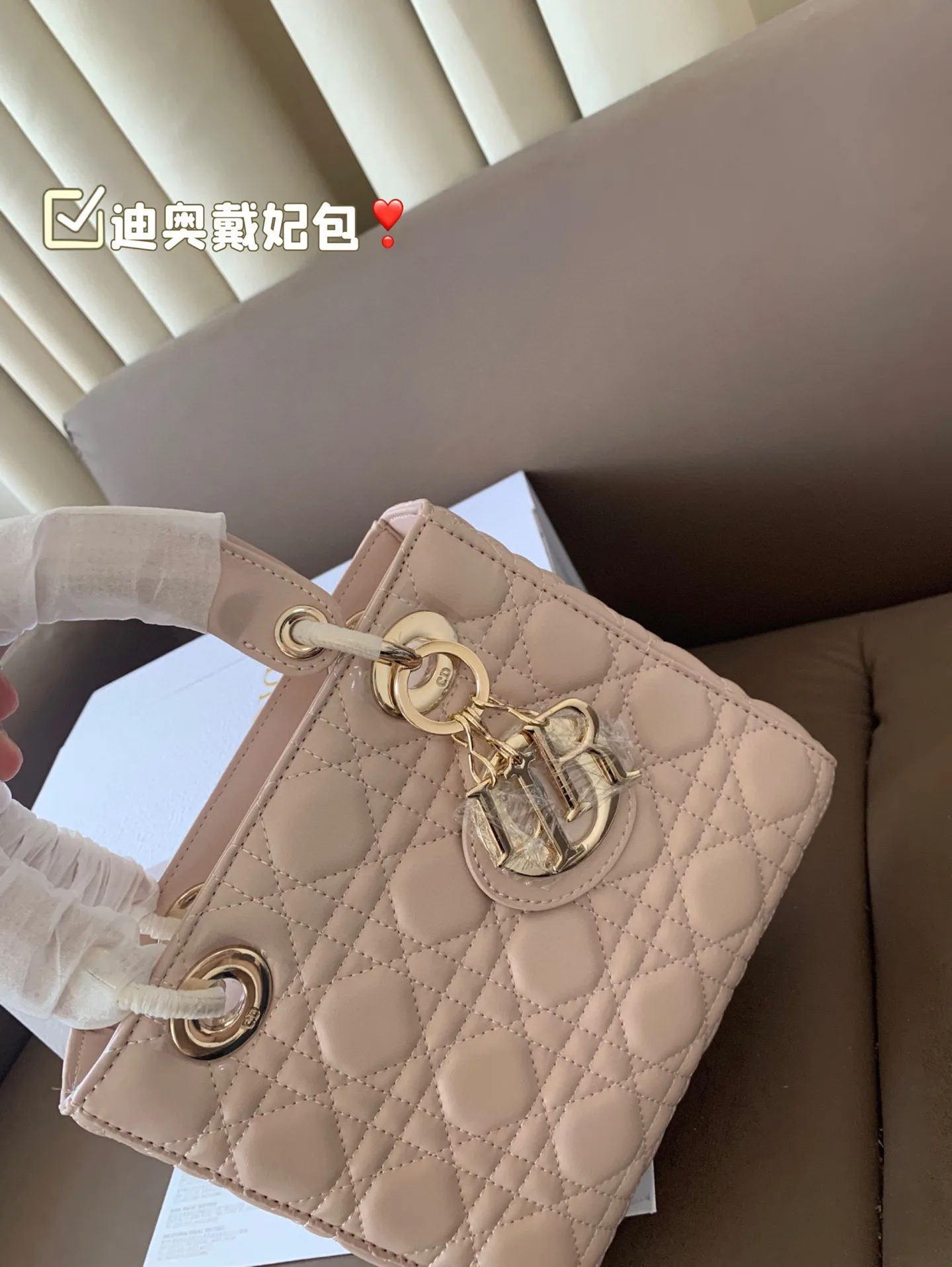 P185 折叠盒 迪奥戴妃包 sDior戴妃包太好看了吧！ 优雅指数拉满 搭配简洁风格的衣服整个人气质就上来了 而且容量完全可以满足日常要求 日常聚会逛街都很方便~ 尺寸20*18