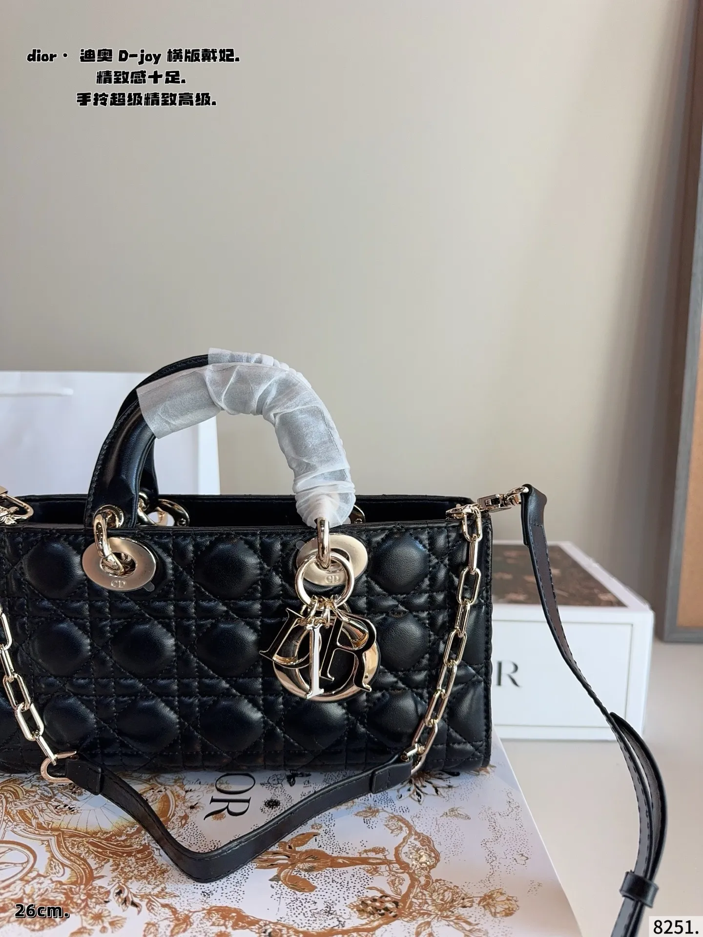 p210配礼盒🎁. 迪奥DIOR Lady D-joy横版戴妃包 Lady D-joy传承经典迪家风格，以建筑感线条比例重塑经典，彰显无尽诗意与高贵优雅气质 横版更显得独特和时髦！各大明星 博主都纷纷安利~ 搭配一长一短两根肩带，可拎可斜挎可腋下，容量也挺大，可以说是将优雅和实用最大结合 日常百搭造型完全拿捏得稳稳尺寸：26*7*14cm