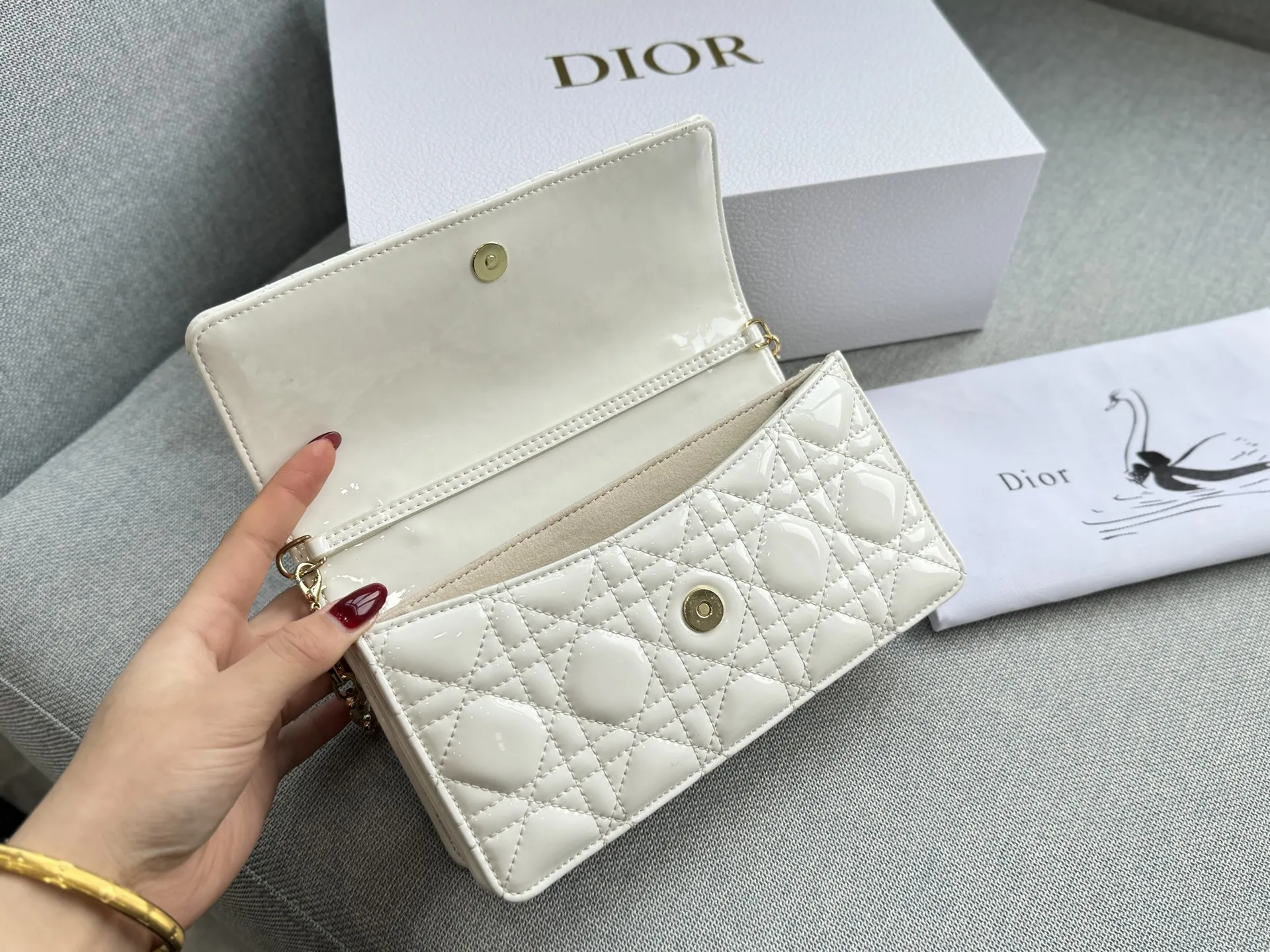 大💰190 折叠盒 小💰185 折叠盒 size:24×14/21×11 DIOR迪奥 My Dior MISS DIOR 藤格纹 漆皮 链条包 单肩斜挎包手提包 手袋兼具优雅气质与实用功能。采用黑色漆皮牛皮革精心制作,饰以藤格纹缉面线,翻盖点缀以D.I.O.R.吊饰,两个隔层和一个拉链口袋可收纳各种日常用品,可与日常或晚装造型搭配使用。 秋冬的氛围感拉满~