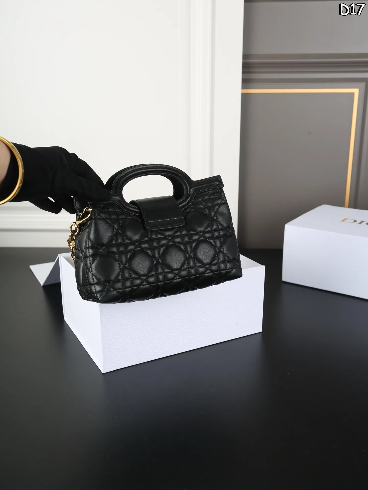 P185 折叠盒 DIOR迪奥 Jolie Handle 藤格纹 珍珠 链条包 斜挎手提包 迷你 简单又高级~ 妥妥的上班族神包 DIOR Jolie,我新的上班神包! 怎么说呢,就是颜值高! 拎着走在去上班的路上,回头率猛涨,心情大好~ 尺寸:18×11