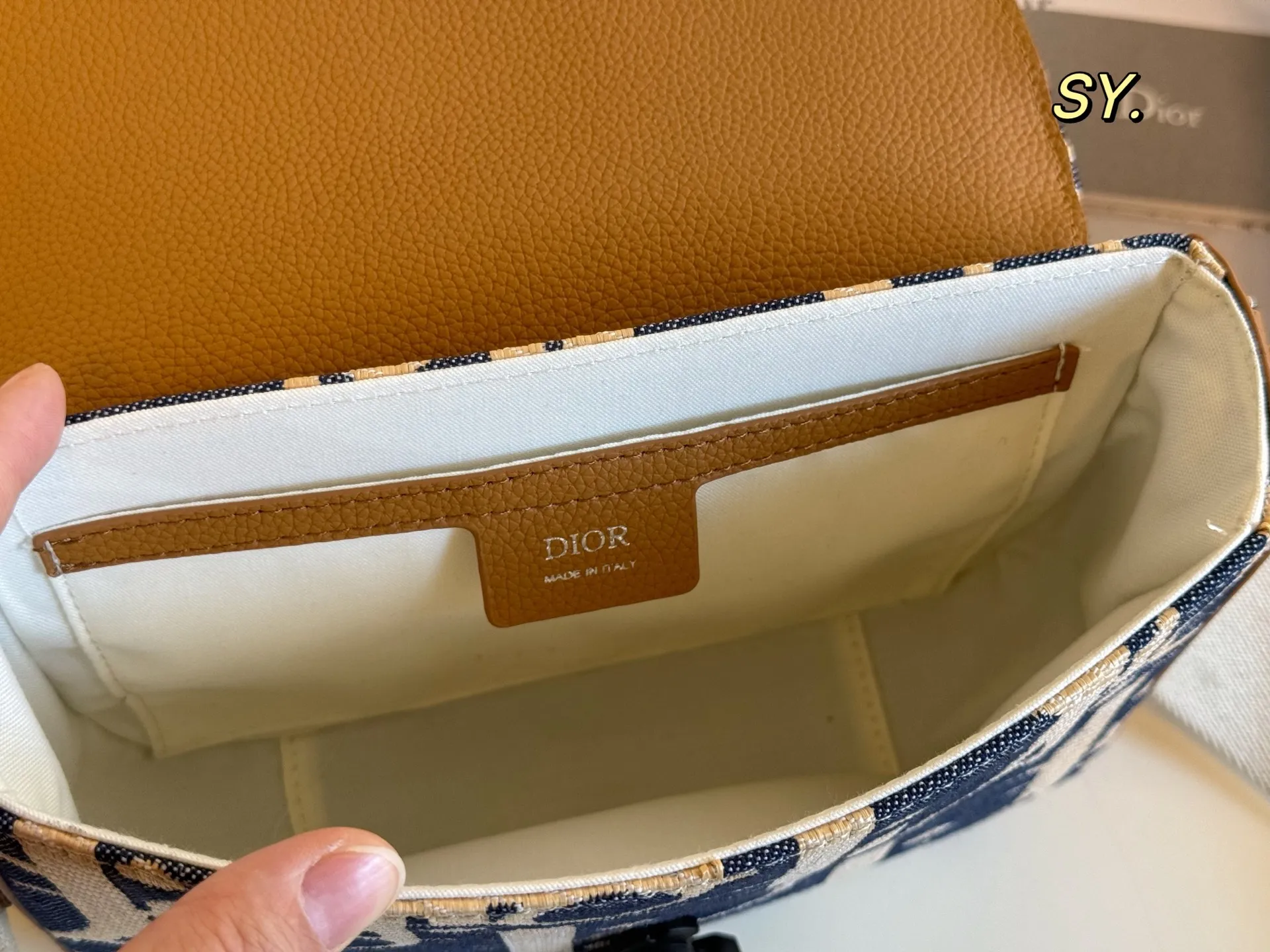 P180（折叠盒） size：23&times;19 DIOR 迪奥新款牛仔马鞍信使包💕 马鞍与信使元素相结合的斜挎包， 可调节肩带，🉑️肩背或斜挎， 实用率非常高，可搭配休闲和商务！