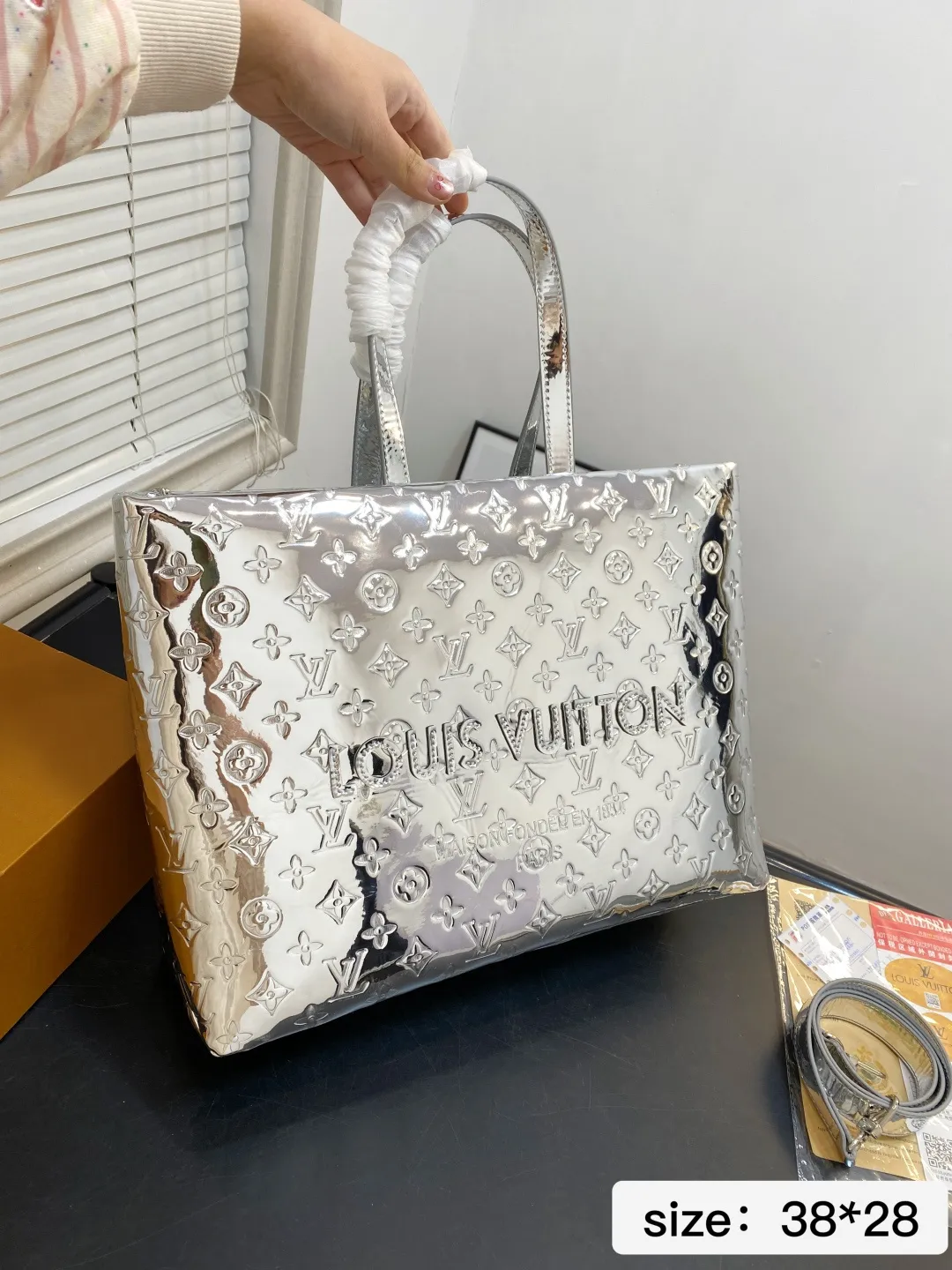🅿️💰150 无盒 尺寸 38*28 LV Onthego｜新品银色压纹包💥时尚C位拿捏了 银色包身自带镜面高光太哇塞了 在光线下blingbling的，走在街上绝对是焦点般的存在！ 包身压满的LV经典Monogram花纹，既有品牌辨识度又充满质感 特有的光泽感和立体感，真的把奢华感拉满了～ 这把直接把C位狠狠拿捏了🫴 09687