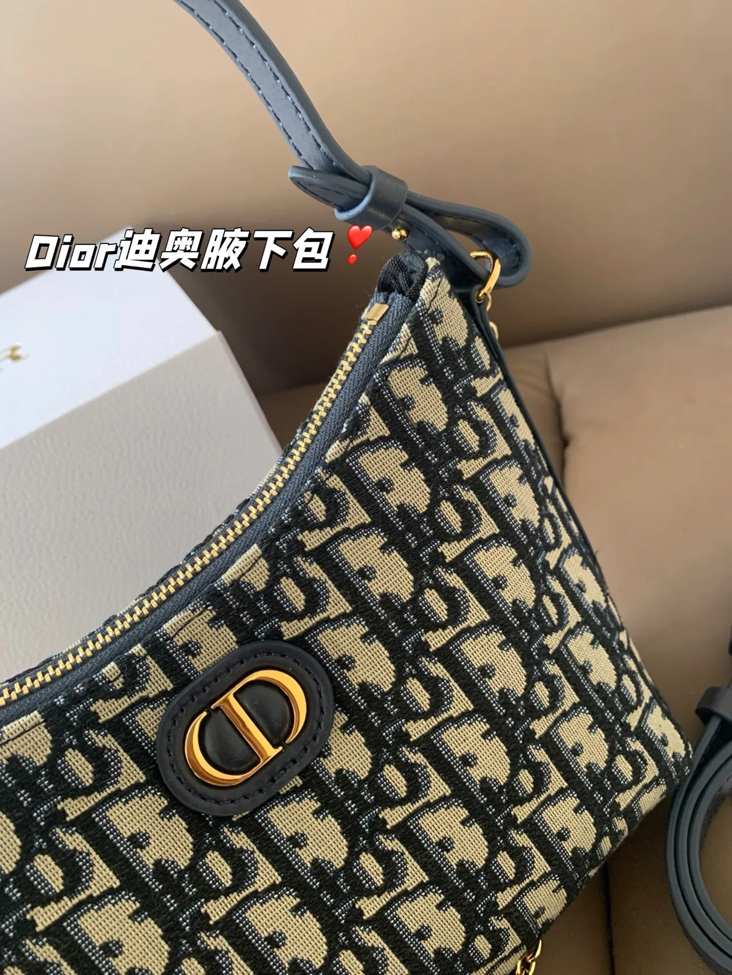 P175 配折叠盒子 Dior新款-迪奥之爱链条手袋!时尚现代而不失实用功能。CD标志,搭配一个拉链隔层,可收纳各种日常用品。百搭款式,搭配可调节、可拆卸的皮革肩带和顶部手柄,另带有可拆卸链条,可肩背或斜挎,是日常或晚装造型的理想之选。 尺寸:19*14