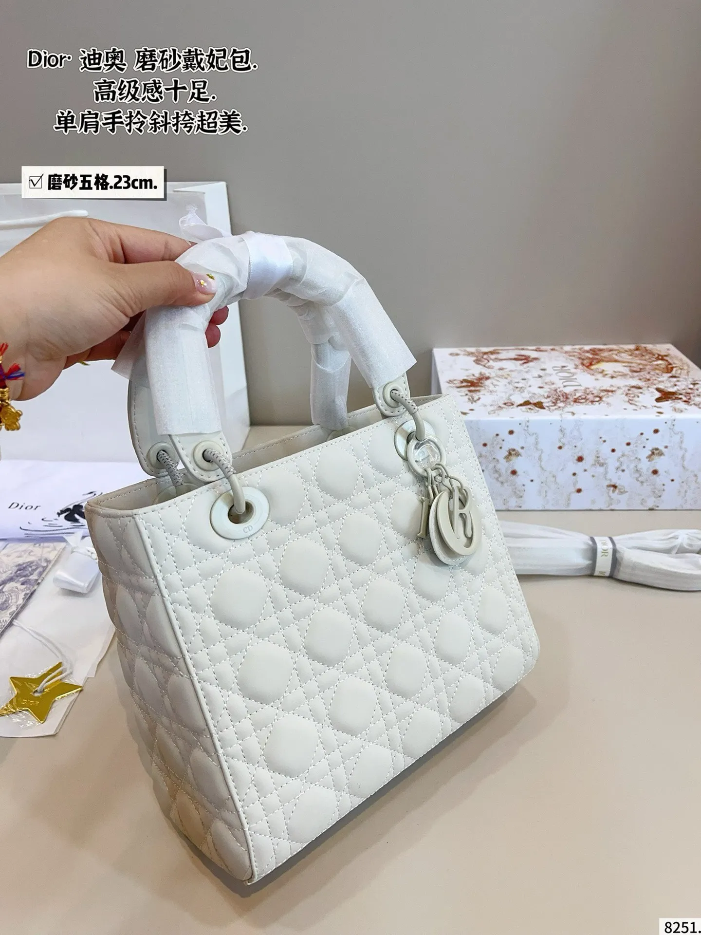p210配包装🎁. 迪奥戴妃,dior高端品质,可随意对比专柜细节,独家出货,高版本第一批定制爆款 与专柜一样哦!磨砂品质 现货在售‼️实拍图一组,我们的版本看实拍 更有寓意 尺寸:23*12*20cm