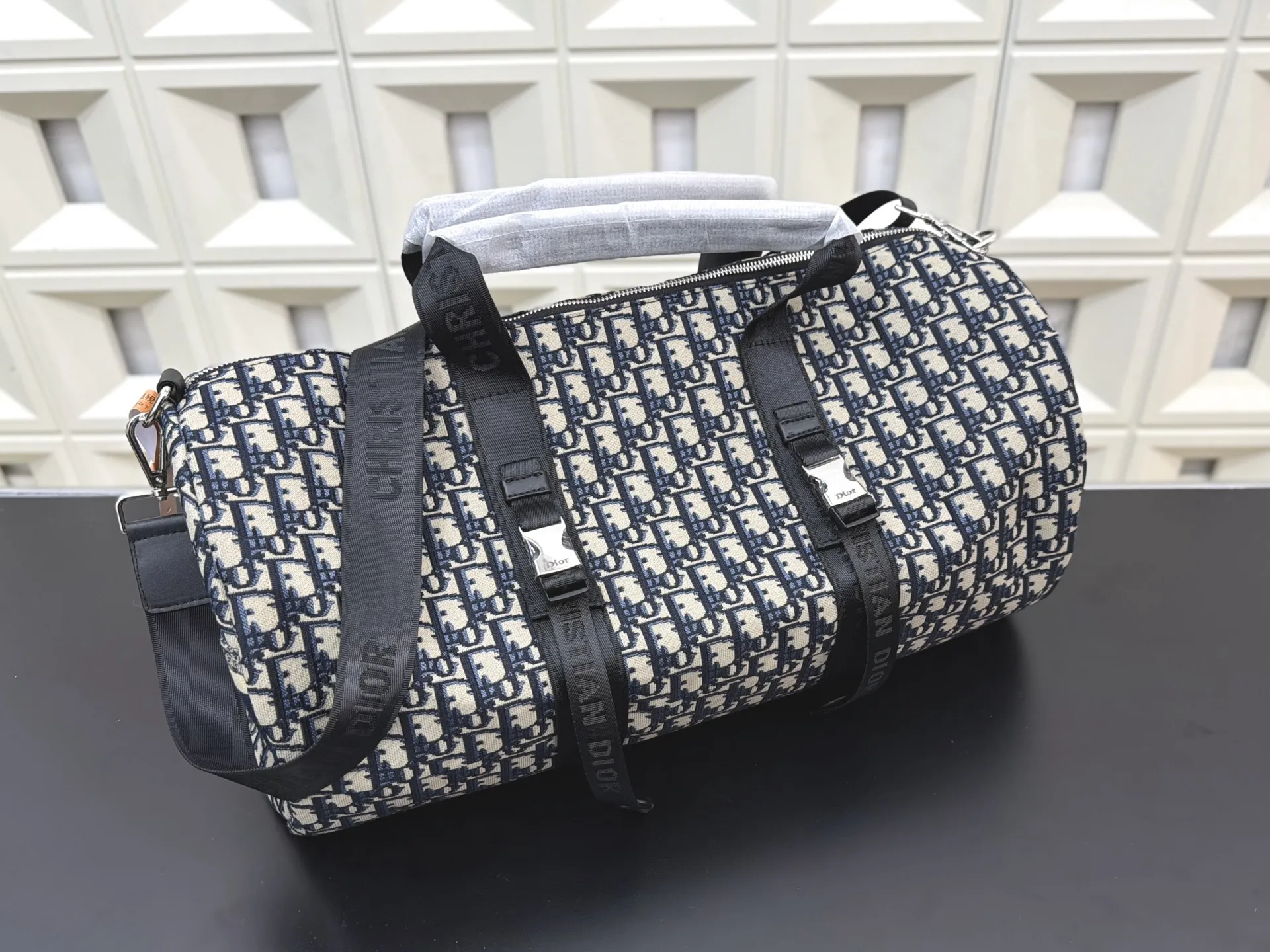 P145 DIOR 迪奥 牛仔布刺绣旅行袋 机场包 手提包 原厂面料🐂材质 电镀五金 休闲百搭 高端货 配送防尘袋 28 x 50 cm