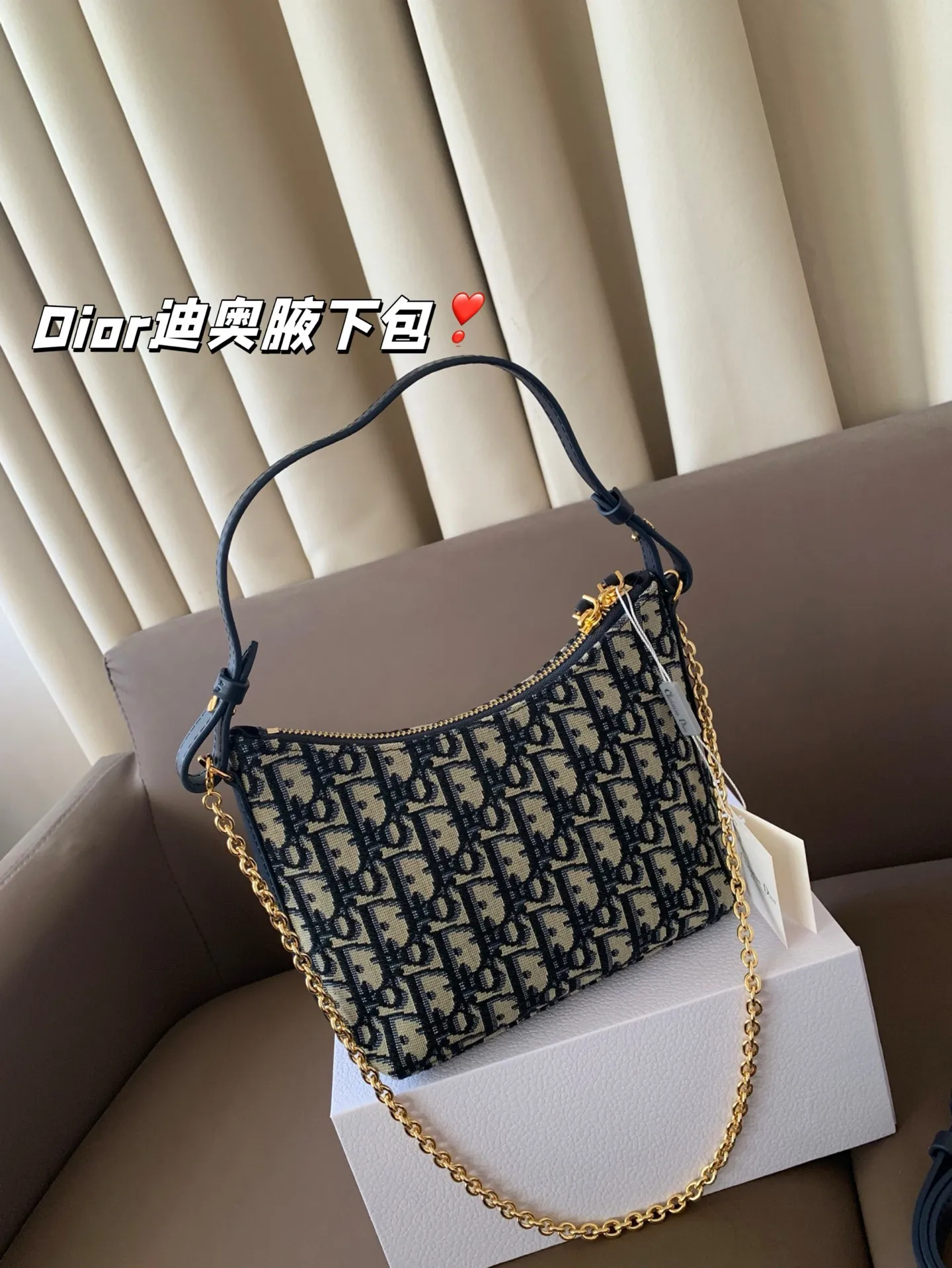 P175 配折叠盒子 Dior新款-迪奥之爱链条手袋!时尚现代而不失实用功能。CD标志，搭配一个拉链隔层，可收纳各种日常用品。百搭款式，搭配可调节、可拆卸的皮革肩带和顶部手柄，另带有可拆卸链条，可肩背或斜挎，是日常或晚装造型的理想之选。 尺寸：19*14