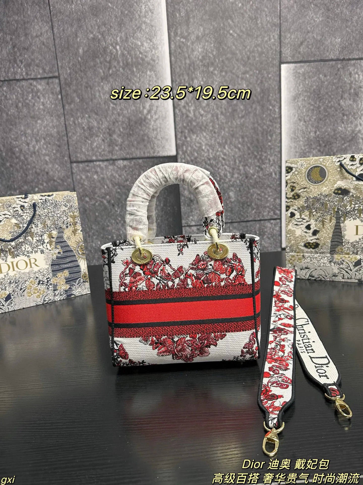 P280配盒 Dior 迪奥 戴妃包 Lady最新浪漫花型刺绣系列，仙气满满的，经典的图形刺绣，精湛的工艺，完美的配色，整体时尚又复古，高级又浪漫，包包以其甜美的粉红色彩，给人以温柔的印象，精美的红色刺绣装饰在纯白的包身上，如同艺术品一样令人赏心悦目，每一针每一线都透露出仙气与甜蜜~无论是独特的挂饰还是标志性的宽红带，每一个细节都显得如此精致！简直爱不够哇~ 尺寸：23.5*19.5cm