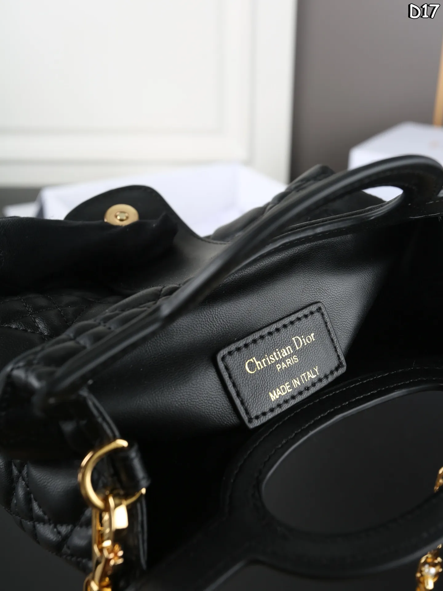 P185 折叠盒 DIOR迪奥 Jolie Handle 藤格纹 珍珠 链条包 斜挎手提包 迷你 简单又高级~ 妥妥的上班族神包 DIOR Jolie,我新的上班神包! 怎么说呢,就是颜值高! 拎着走在去上班的路上,回头率猛涨,心情大好~ 尺寸:18×11