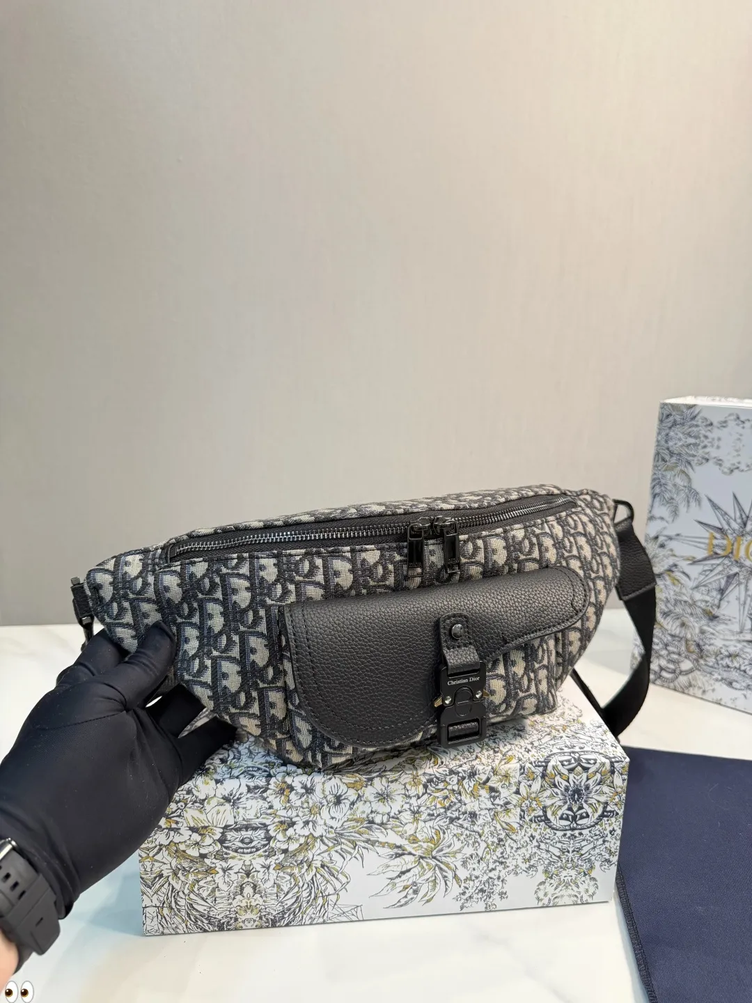 ❤️p155（礼盒包装）❤️ 巨实用巨好看的dior迪奥腰包，大爱的迪奥老花帆布链条腰包 超精致又能装，真香a！喜欢小包的妹子们看过来~老花帆布手机包！不要看着觉得容量小单单放手机三只足以！总之就是想怎么方便怎么来了！ 尺寸：40.17cm