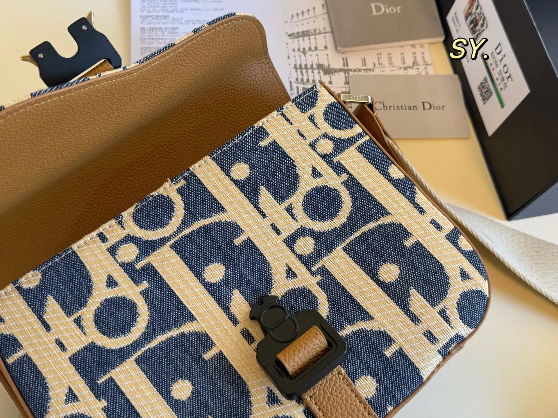 P180（折叠盒） size：23&times;19 DIOR 迪奥新款牛仔马鞍信使包💕 马鞍与信使元素相结合的斜挎包， 可调节肩带，🉑️肩背或斜挎， 实用率非常高，可搭配休闲和商务！