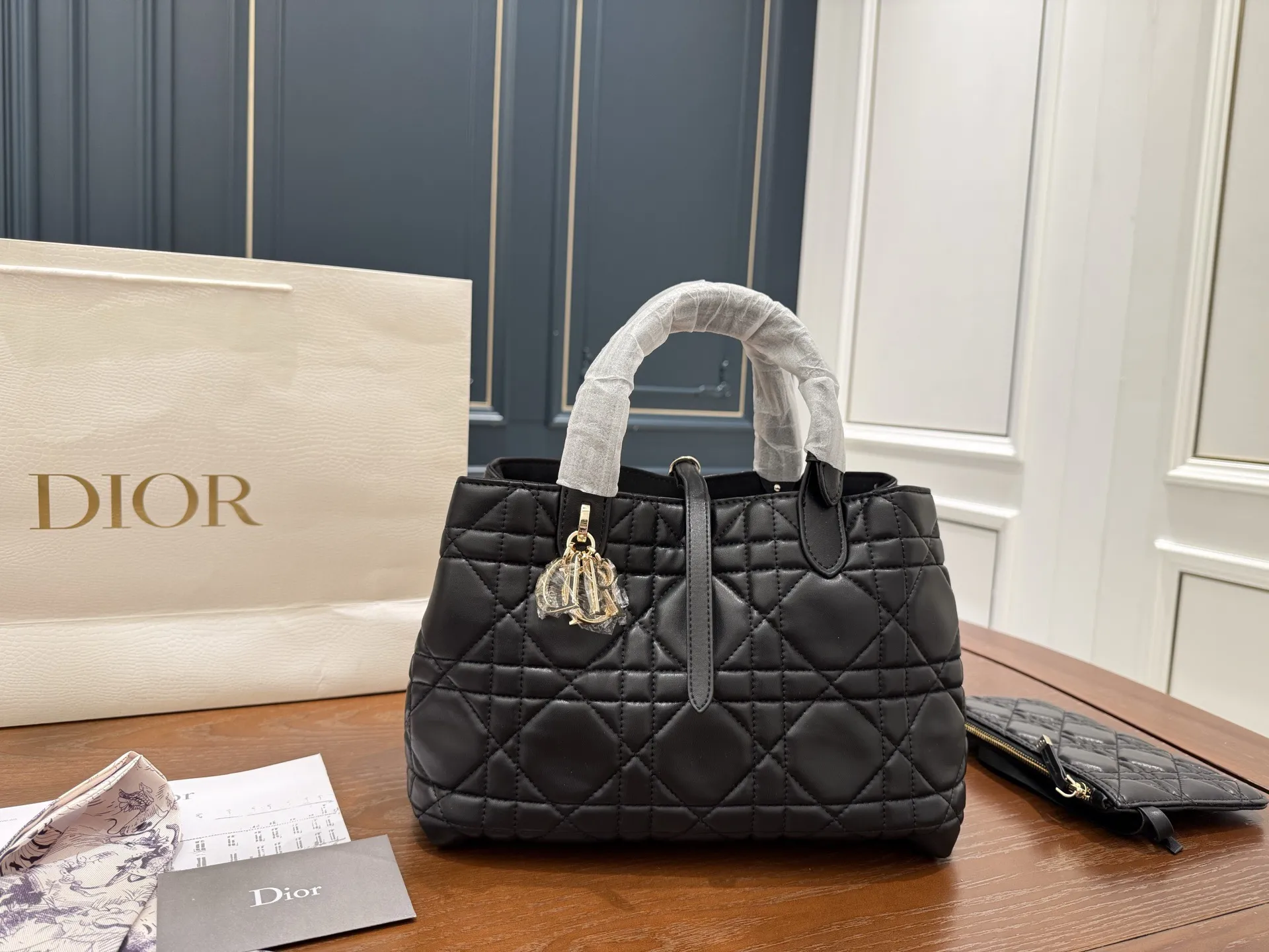 （折叠盒⚠️）p190 Dior迪奥 超火的Toujours 购物袋 🉑️变形托特tote 羊皮藤格纹 上身太高级啦！ 个人觉得 包型真的很耐看！ 又休闲 又优雅！ 现在它很火哦！ 中号 size 大小刚刚好肩带可调节 size：28*21cm