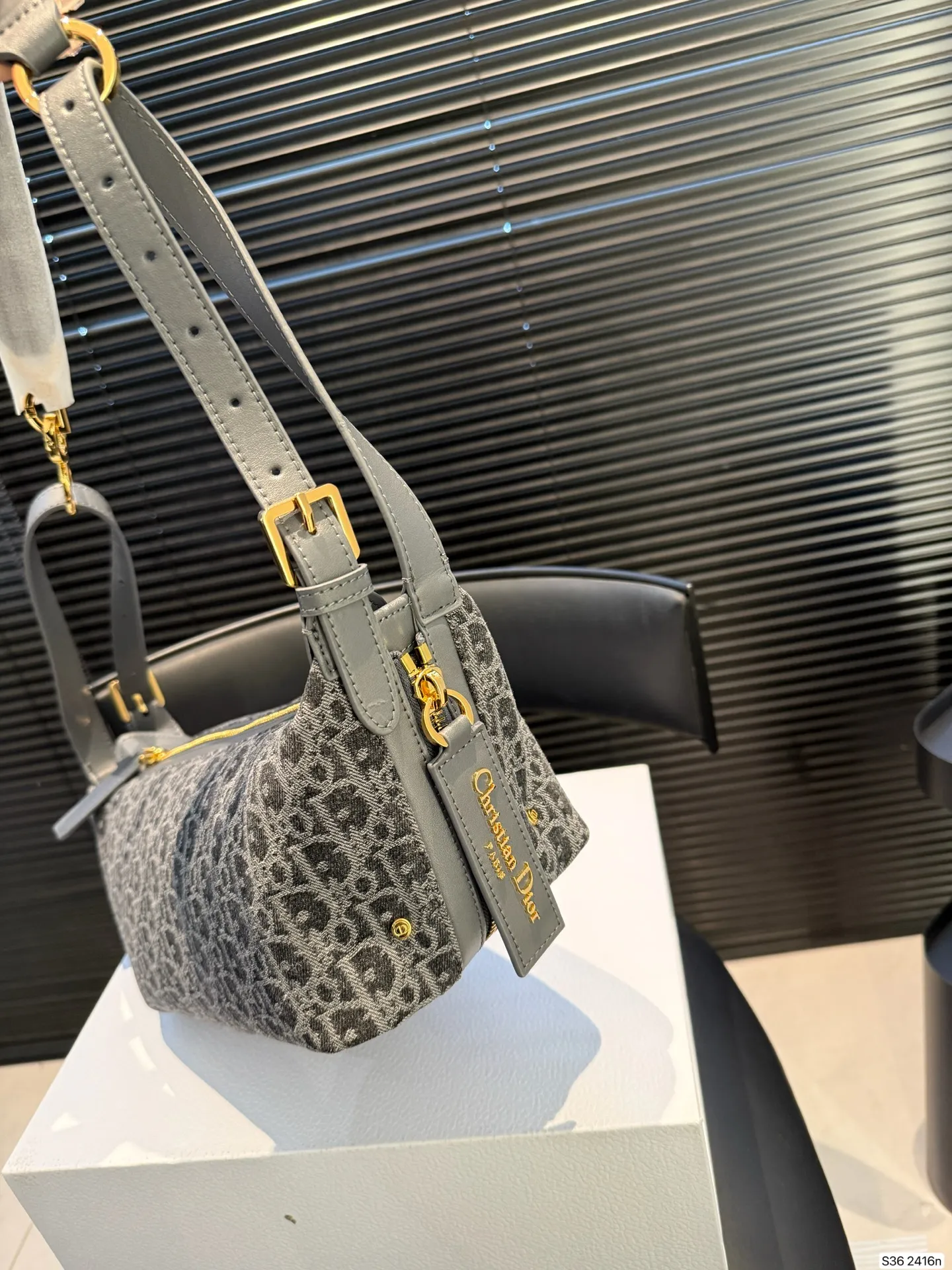 P230配折叠盒子 迪奥旅行包 被 Dior新款流浪包美到失语 富家千金同款Dior新款流浪包,一眼万年,背着它,你就是人群焦点谁还看路啊!时尚圈顶流Dior新款流浪包,把高级感狠狠拿捏住了,背上秒变街拍女王。 富家千金同款Dior新款流浪包,一眼万年,背着它,你就是人群焦点尺寸:26 15 货号2416