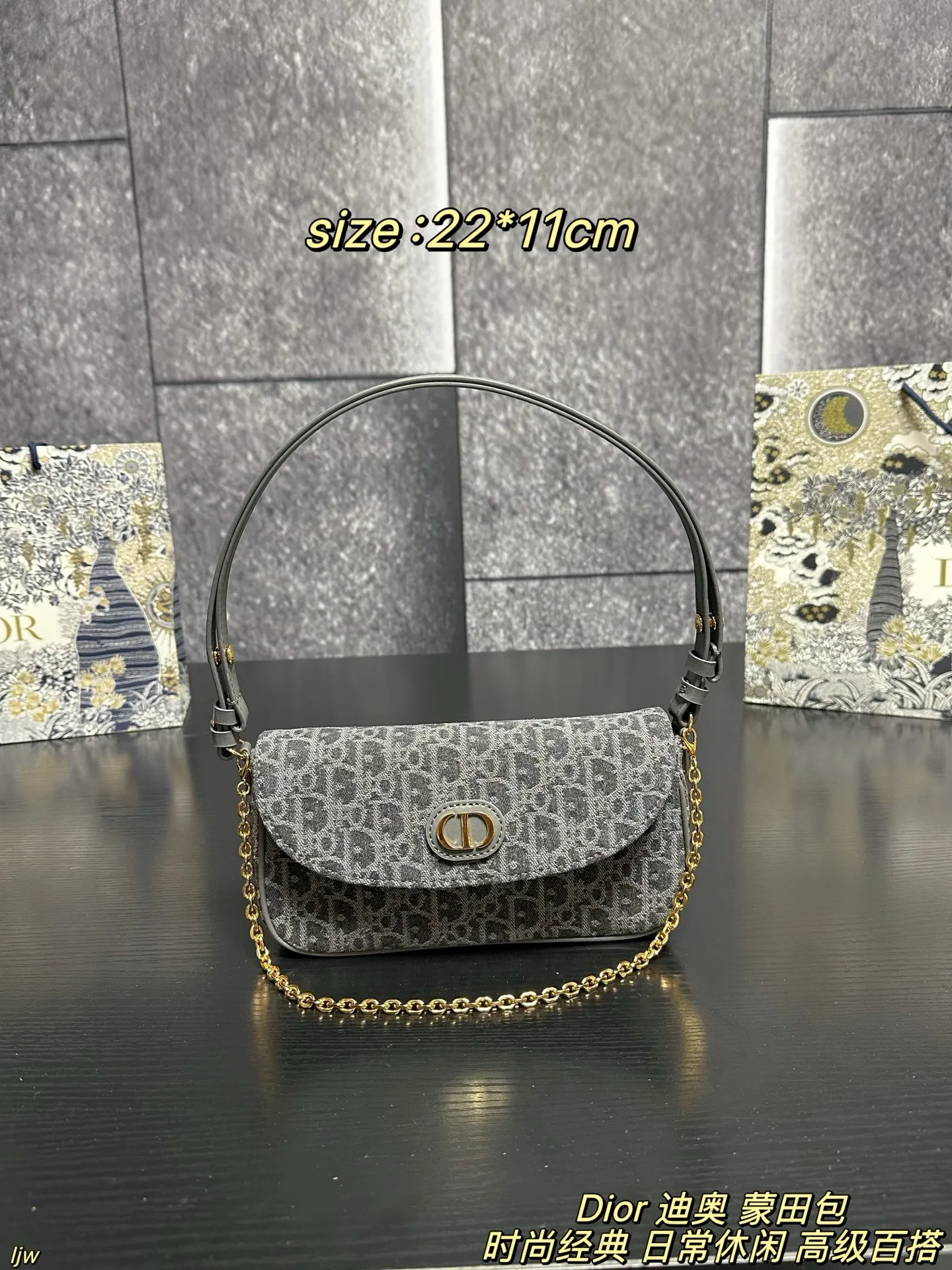 P165配盒 Dior 迪奥 蒙田包 迪奥新品,这只蒙田 D-Vine 真的越看越喜欢,白色老花提花带一点黑线细节,刚好是那种秋天的柔和质感,最可爱的是那个小狮子包挂!毛茸茸的、软软的,挂上去整只包都变得更俏皮~优雅和可爱这次全都拿捏住了🐾 尺寸:22*11cm