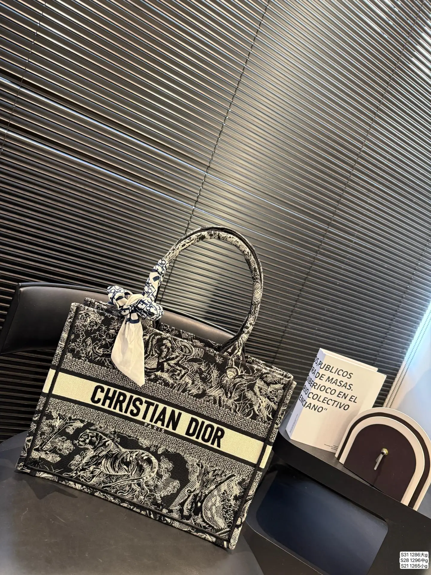 大号P205 中号P190 小号P155 迪奥托特 又是心动 百搭又高级 不咋挑衣服。随意拎着就能出门 单肩斜挎都可以 春秋搭配大衣,真的绝绝子 酷飒风中又带着随意慵懒 尺寸:大号42 34 中号36 27 小号26 21 货号大号1286 中号1296 小号1265