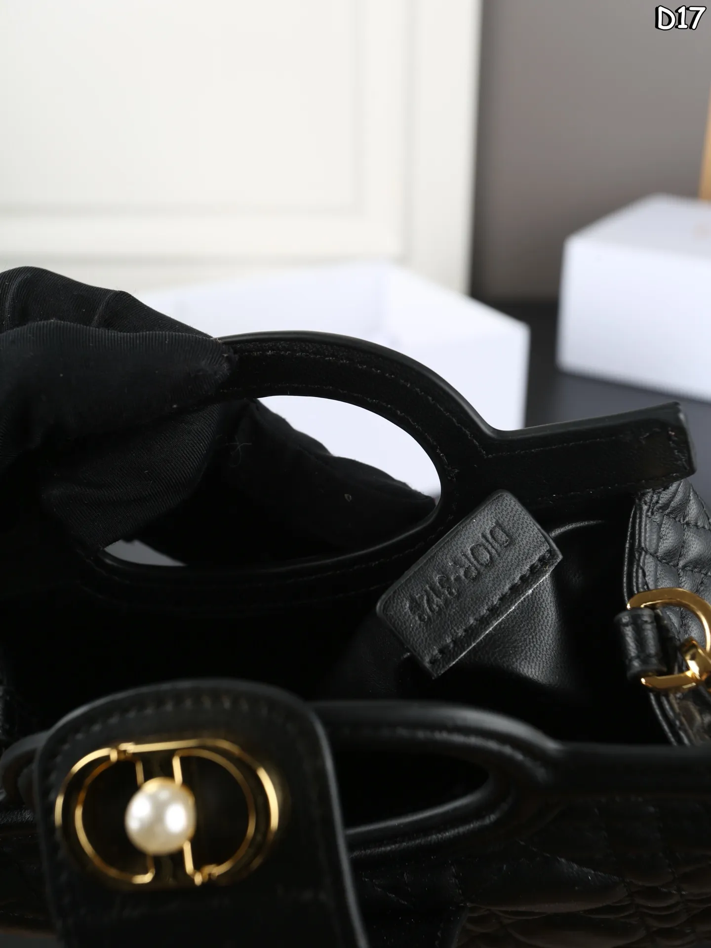 P185 折叠盒 DIOR迪奥 Jolie Handle 藤格纹 珍珠 链条包 斜挎手提包 迷你 简单又高级~ 妥妥的上班族神包 DIOR Jolie,我新的上班神包! 怎么说呢,就是颜值高! 拎着走在去上班的路上,回头率猛涨,心情大好~ 尺寸:18×11