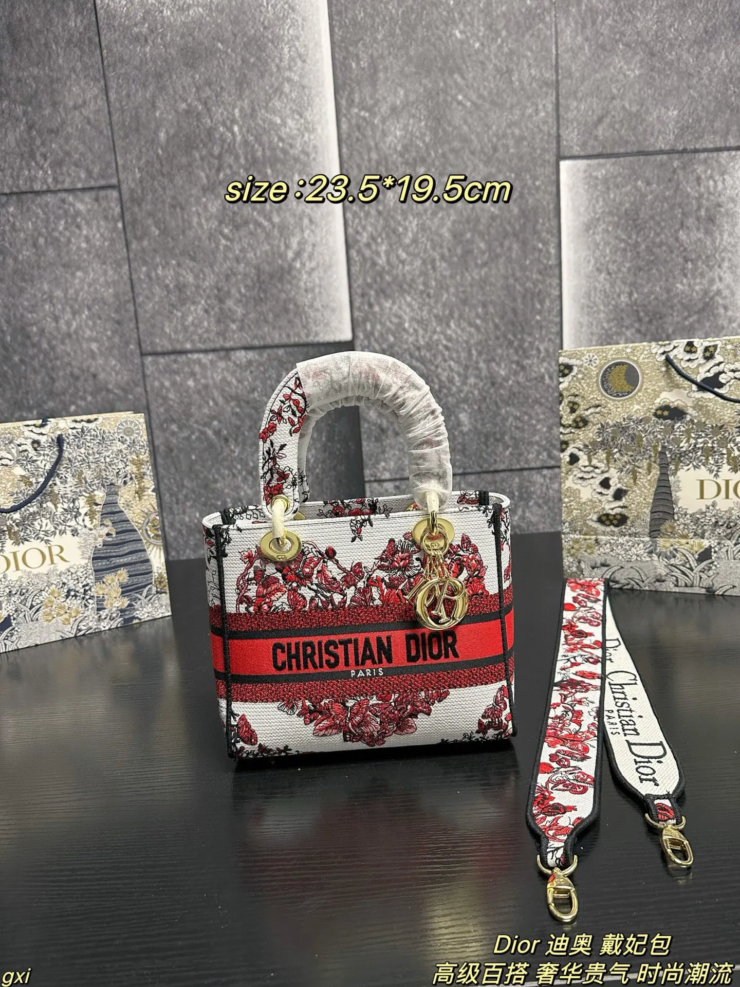 P280配盒 Dior 迪奥 戴妃包 Lady最新浪漫花型刺绣系列，仙气满满的，经典的图形刺绣，精湛的工艺，完美的配色，整体时尚又复古，高级又浪漫，包包以其甜美的粉红色彩，给人以温柔的印象，精美的红色刺绣装饰在纯白的包身上，如同艺术品一样令人赏心悦目，每一针每一线都透露出仙气与甜蜜~无论是独特的挂饰还是标志性的宽红带，每一个细节都显得如此精致！简直爱不够哇~ 尺寸：23.5*19.5cm