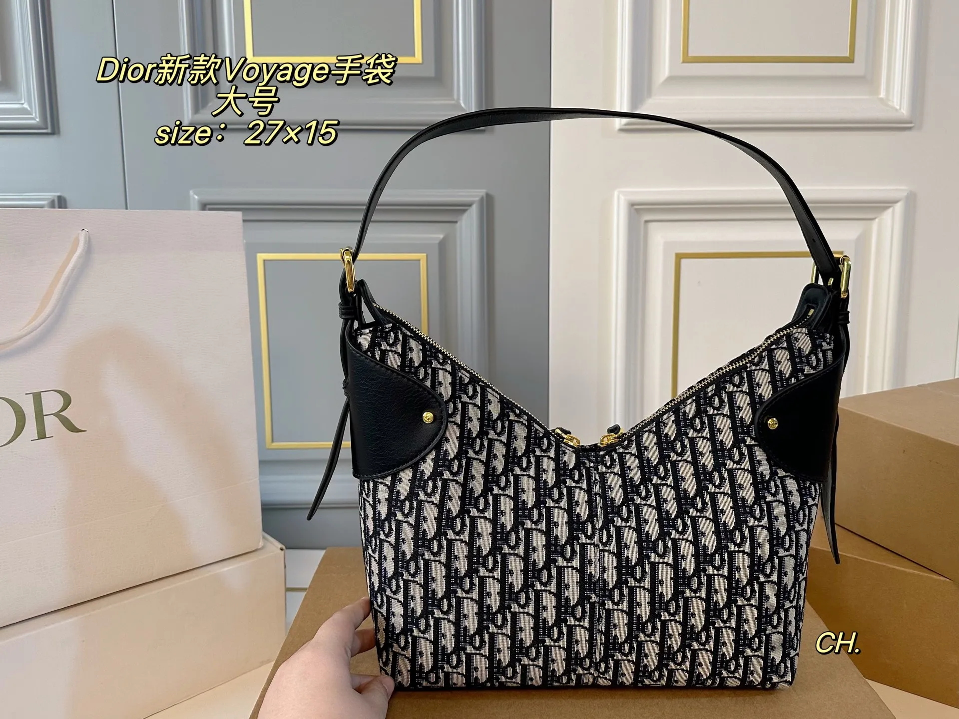 P150(折叠盒) size:27×15大号 DIOR迪奥新款菱格Voyage 手袋💕 复古时尚,简约大方,港风感拉满 摸起来超治愈的菱格纹➕质感五金 可调节肩带,对不同身高都友好 精致感拉满,专属挂饰细节满分💯