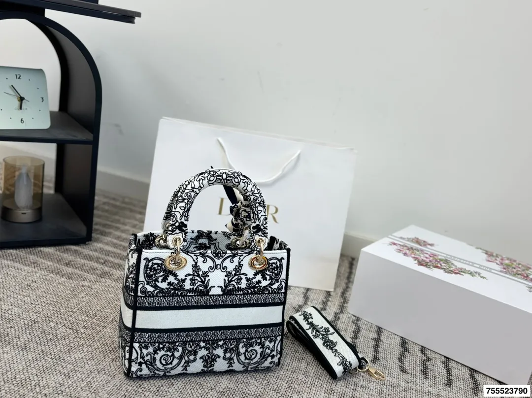 p290配礼盒 DIOR迪奥｜Lady D-Lite刺绣包 刺绣戴妃配斜挎带 D家最具有代表性的包包,拥有众多的粉丝~D家 lady D-Lite～诞生于20世纪90年代初,与戴安娜王妃有一段特殊的传奇,所以又被称为戴妃包最新款藤格纹刺绣戴妃包~精致度不止提升了一个档次开箱的仪式感~先来欣赏下视频~精致的如同艺术品这款包主打手工,每一个地方都是纯手工完成刺绣包边尤其是手柄处,感受到了吗 这款包特点全部立体感刺绣刺刺绣针数10万针以上,包包材质是意大利进口防水环保帆布 包包配有一款现在最流行的粗肩带,时尚感爆棚,休闲味道更浓郁~超百搭~容量很@,搭配翻盖设计,安全感十足 质感高级,配个大衣啥的太适合了,要有 包尺寸：24cm