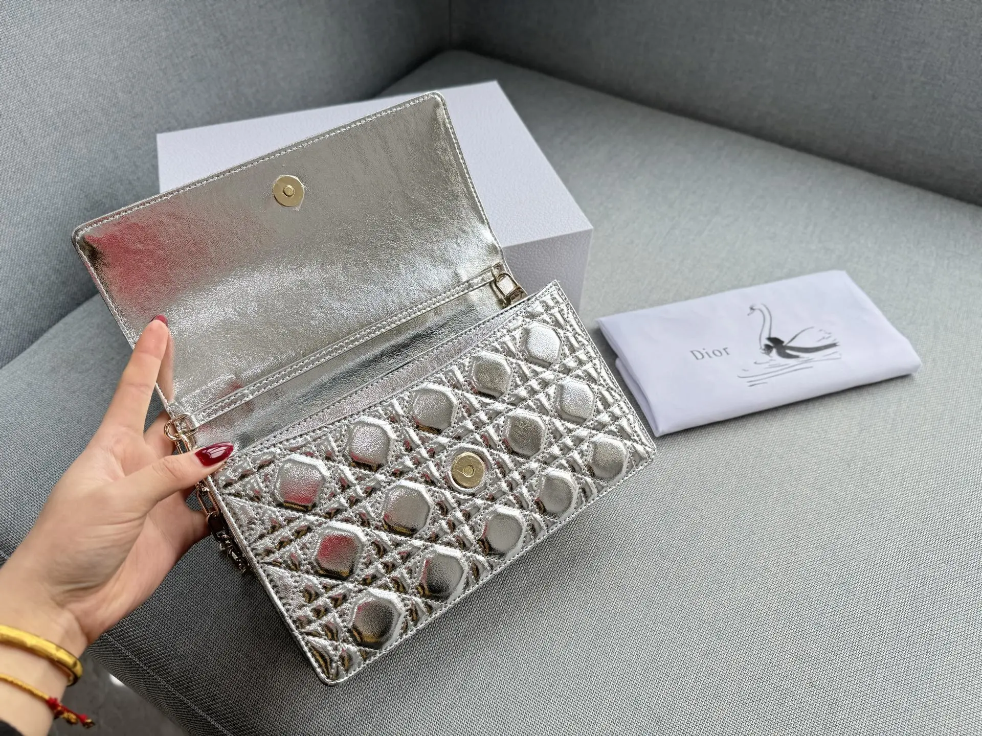 大💰190 折叠盒 小💰185 折叠盒 size：24&times;14/21&times;11 DIOR迪奥 My Dior MISS DIOR 藤格纹 链条包 单肩斜挎包手提包 MISS DIOR手袋 手提或肩背都很优雅高级 标志性的藤纹格内里多个隔层和卡槽精美之余又实用度满满的 优雅实用。采用羊皮革精心制作