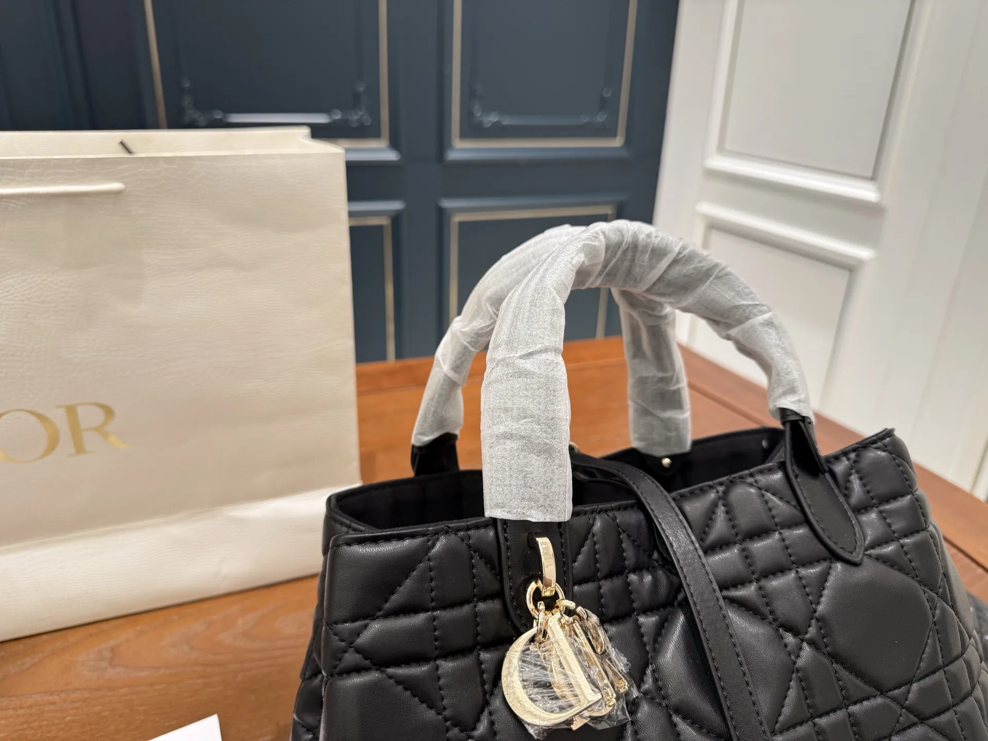 (折叠盒⚠️)p190 Dior迪奥 超火的Toujours 购物袋 🉑️变形托特tote 羊皮藤格纹 上身太高级啦! 个人觉得 包型真的很耐看! 又休闲 又优雅! 现在它很火哦! 中号 size 大小刚刚好肩带可调节 size:28*21cm