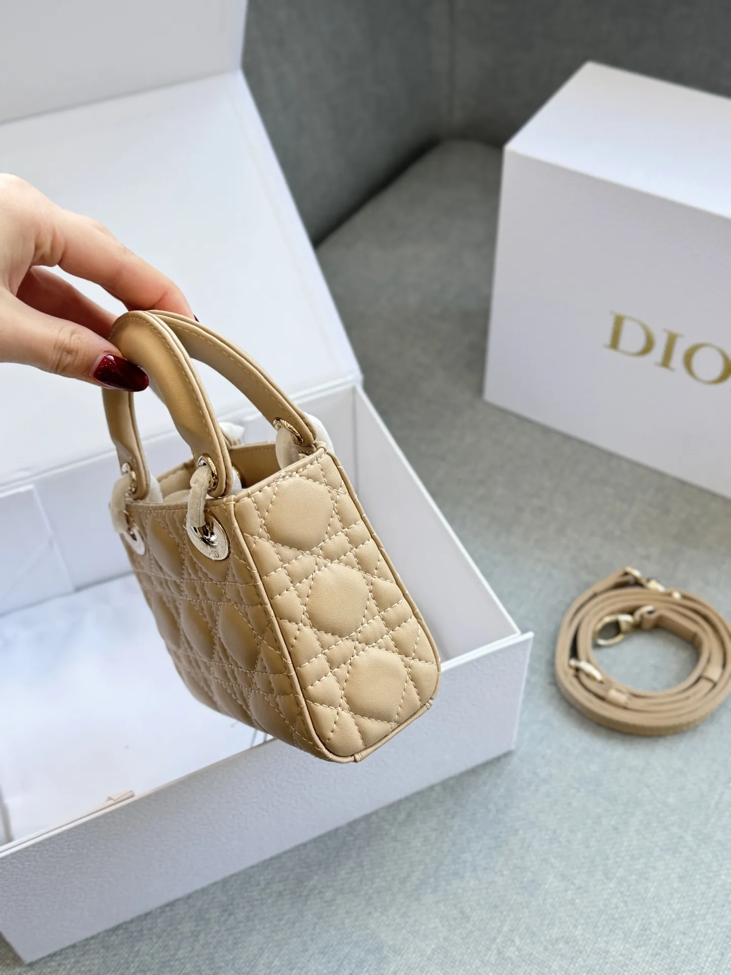超迷你三格💰160 全套礼盒 size：12&times;11 DIOR迪奥 Lady Dior 藤格纹 戴妃包手提包 自带高级感， 羊皮纹戴妃的美谁懂 很精致很显气质 完全是人间富贵花本花🌹