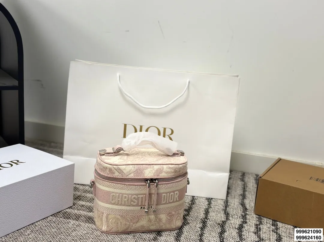 大号p220 小号p230 (配肩带)礼盒包装 size:24*18cm 19*15cm 迪奥 刺绣化妆包 原单 第一眼就沦陷,小号配长肩带 圆圆的包身太讨喜