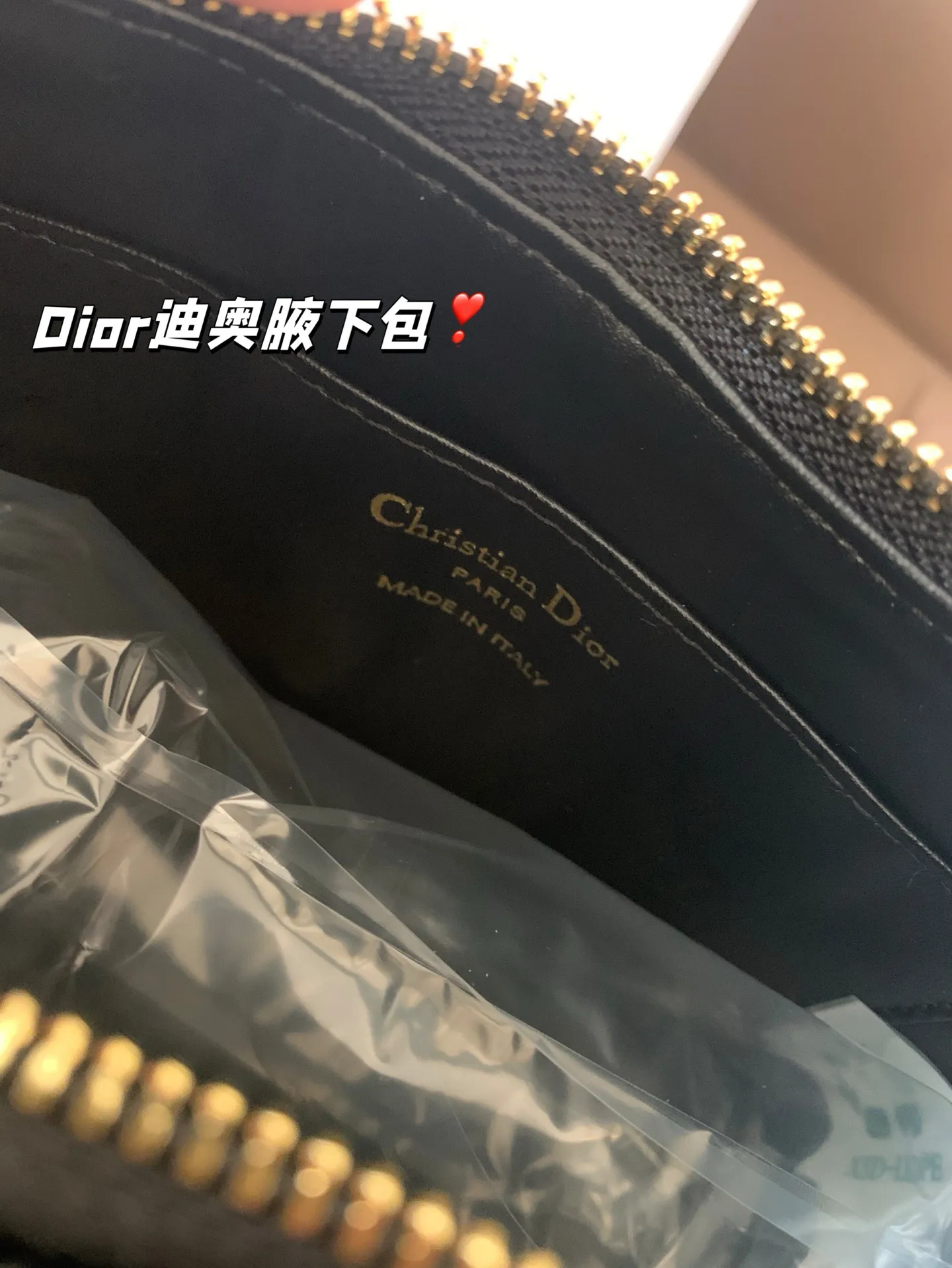 P175 配折叠盒子 Dior新款-迪奥之爱链条手袋!时尚现代而不失实用功能。CD标志,搭配一个拉链隔层,可收纳各种日常用品。百搭款式,搭配可调节、可拆卸的皮革肩带和顶部手柄,另带有可拆卸链条,可肩背或斜挎,是日常或晚装造型的理想之选。 尺寸:19*14