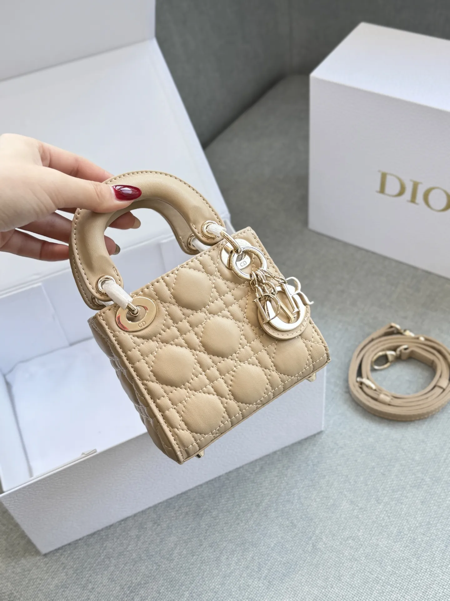 超迷你三格💰160 全套礼盒 size：12&times;11 DIOR迪奥 Lady Dior 藤格纹 戴妃包手提包 自带高级感， 羊皮纹戴妃的美谁懂 很精致很显气质 完全是人间富贵花本花🌹
