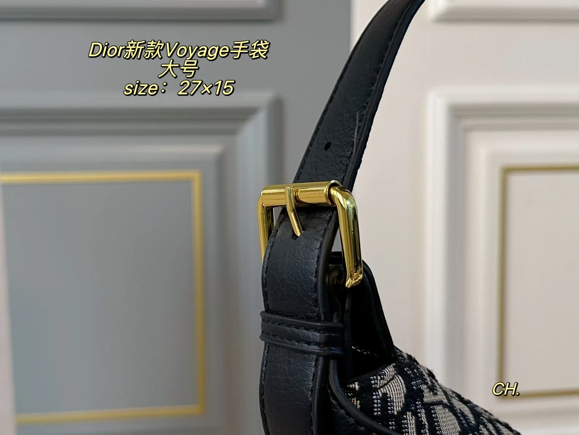 P150（折叠盒） size：27&times;15大号 DIOR迪奥新款菱格Voyage 手袋💕 复古时尚，简约大方，港风感拉满 摸起来超治愈的菱格纹➕质感五金 可调节肩带，对不同身高都友好 精致感拉满，专属挂饰细节满分💯