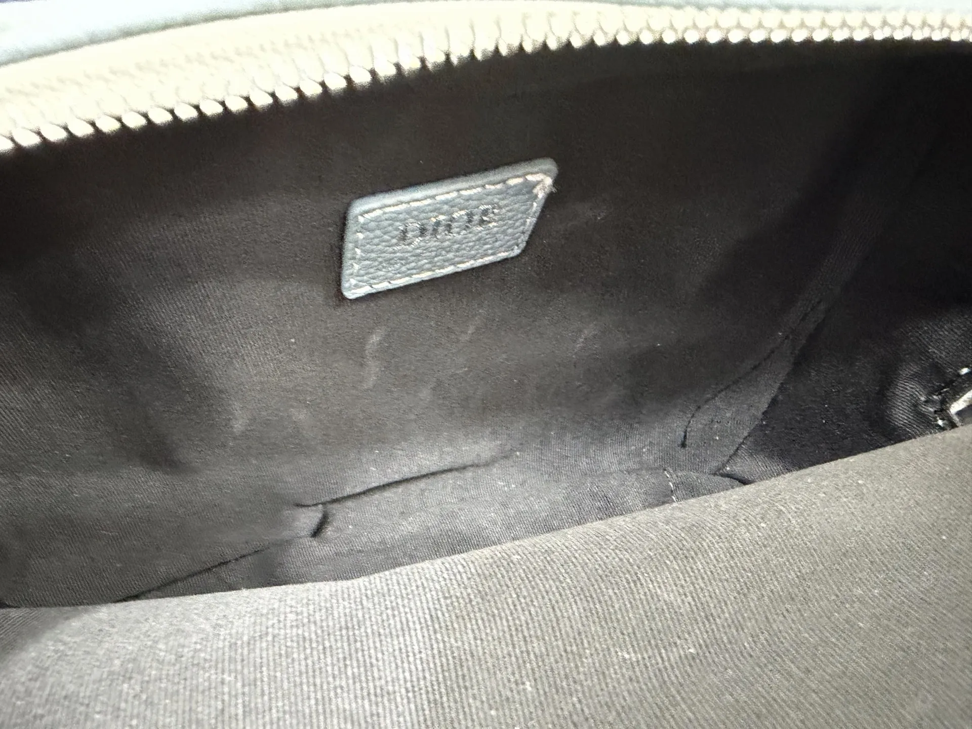 P140 DIOR 迪奥 1947 SAFARI信使包 CD刺绣针织相机包 🚹男女通用斜挎包 单肩包 经典百搭 实物拍摄 原厂原版面料 配送防尘袋 礼盒 22 x 15 cm。