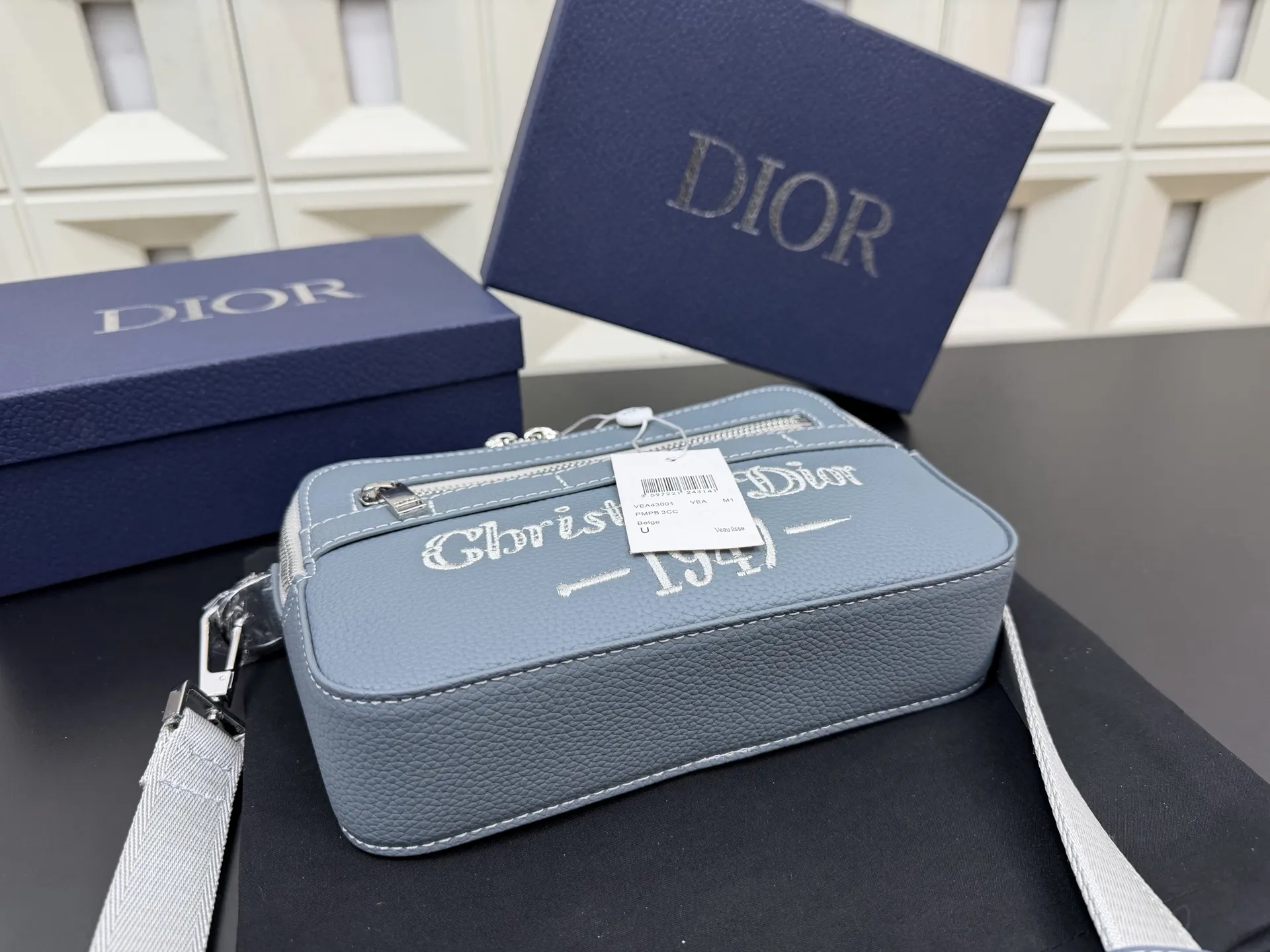 P140 DIOR 迪奥 1947 SAFARI信使包 CD刺绣针织相机包 🚹男女通用斜挎包 单肩包 经典百搭 实物拍摄 原厂原版面料 配送防尘袋 礼盒 22 x 15 cm。