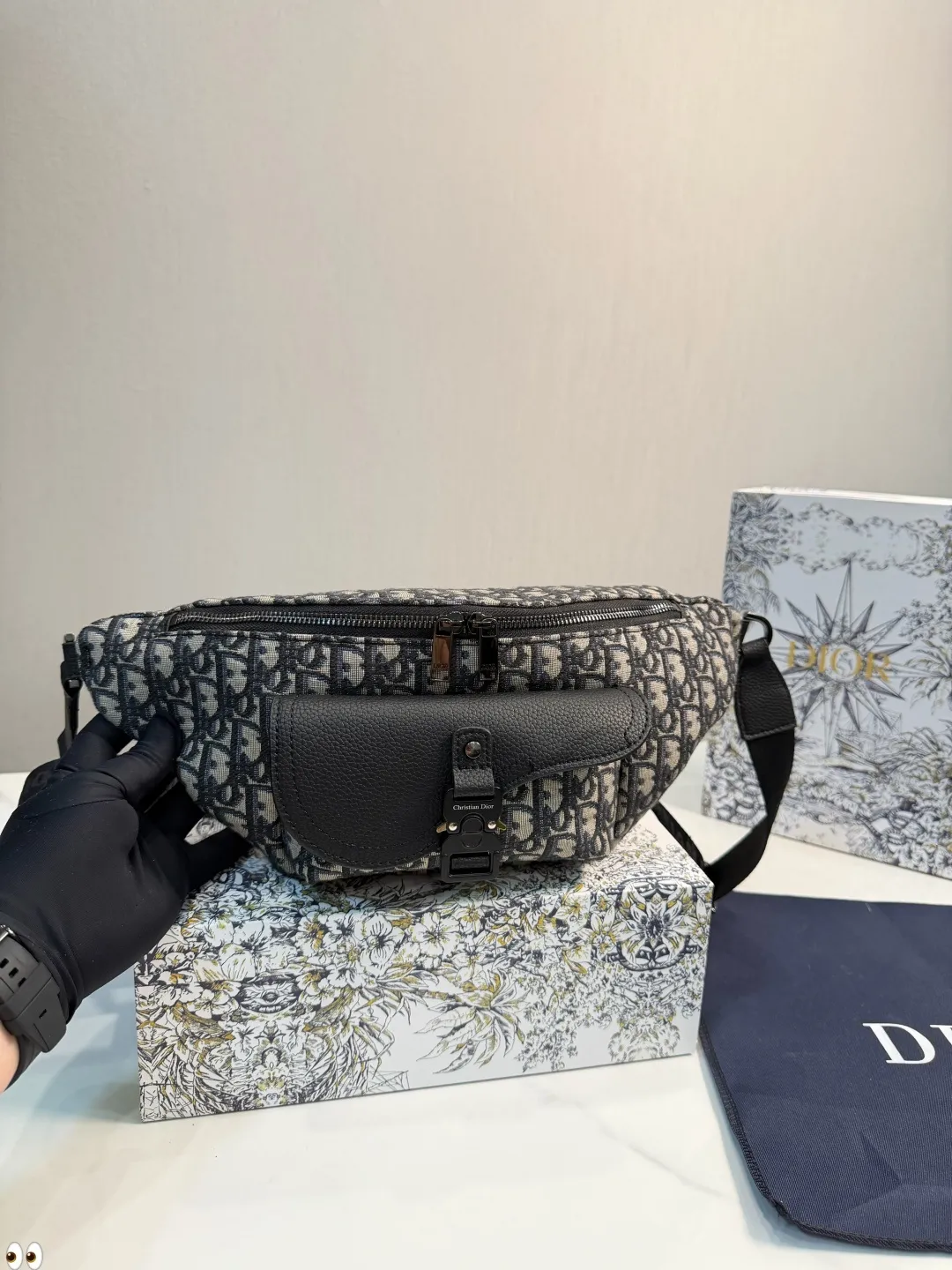 ❤️p155（礼盒包装）❤️ 巨实用巨好看的dior迪奥腰包，大爱的迪奥老花帆布链条腰包 超精致又能装，真香a！喜欢小包的妹子们看过来~老花帆布手机包！不要看着觉得容量小单单放手机三只足以！总之就是想怎么方便怎么来了！ 尺寸：40.17cm