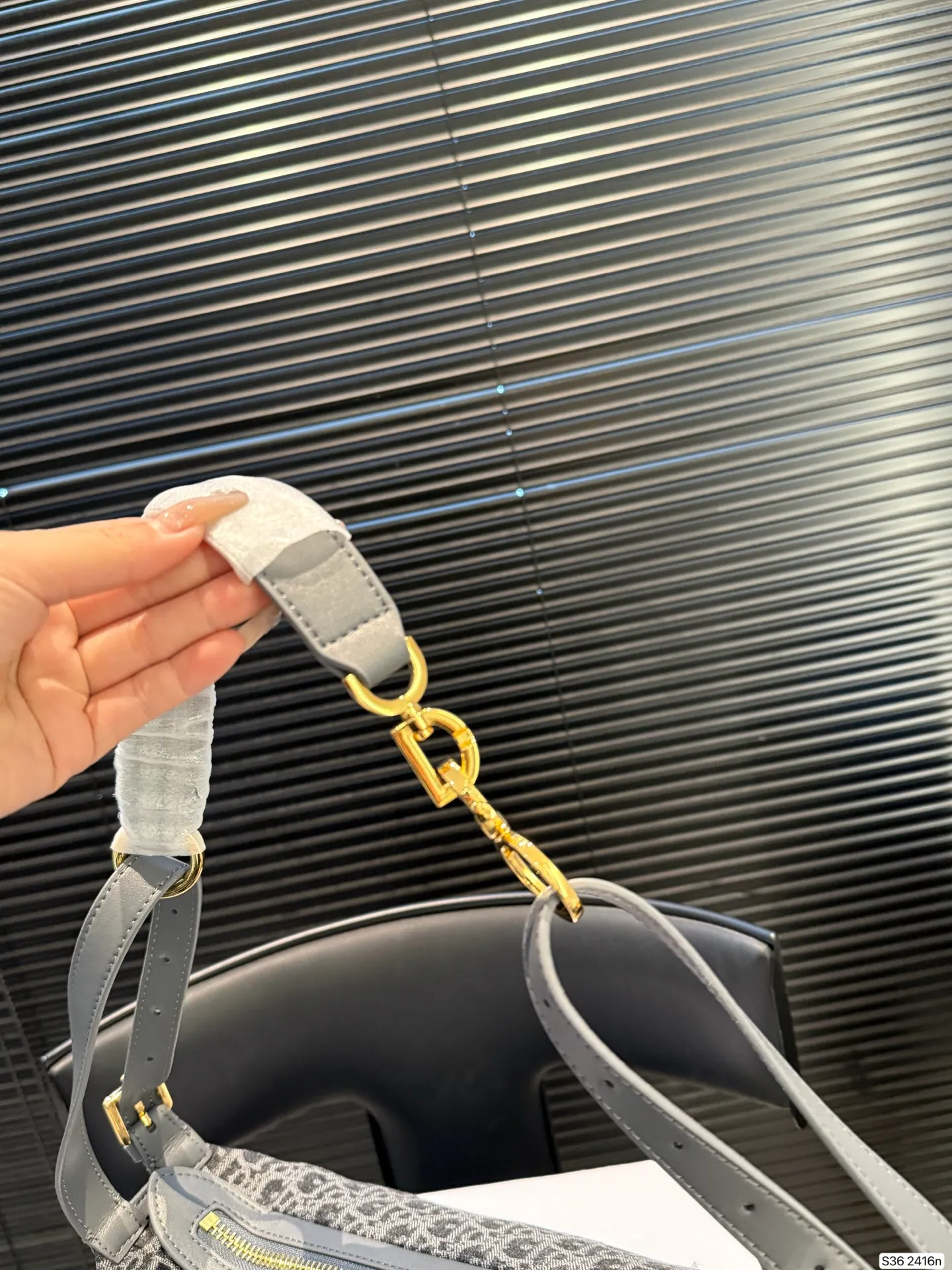 P230配折叠盒子 迪奥旅行包 被 Dior新款流浪包美到失语 富家千金同款Dior新款流浪包,一眼万年,背着它,你就是人群焦点谁还看路啊!时尚圈顶流Dior新款流浪包,把高级感狠狠拿捏住了,背上秒变街拍女王。 富家千金同款Dior新款流浪包,一眼万年,背着它,你就是人群焦点尺寸:26 15 货号2416