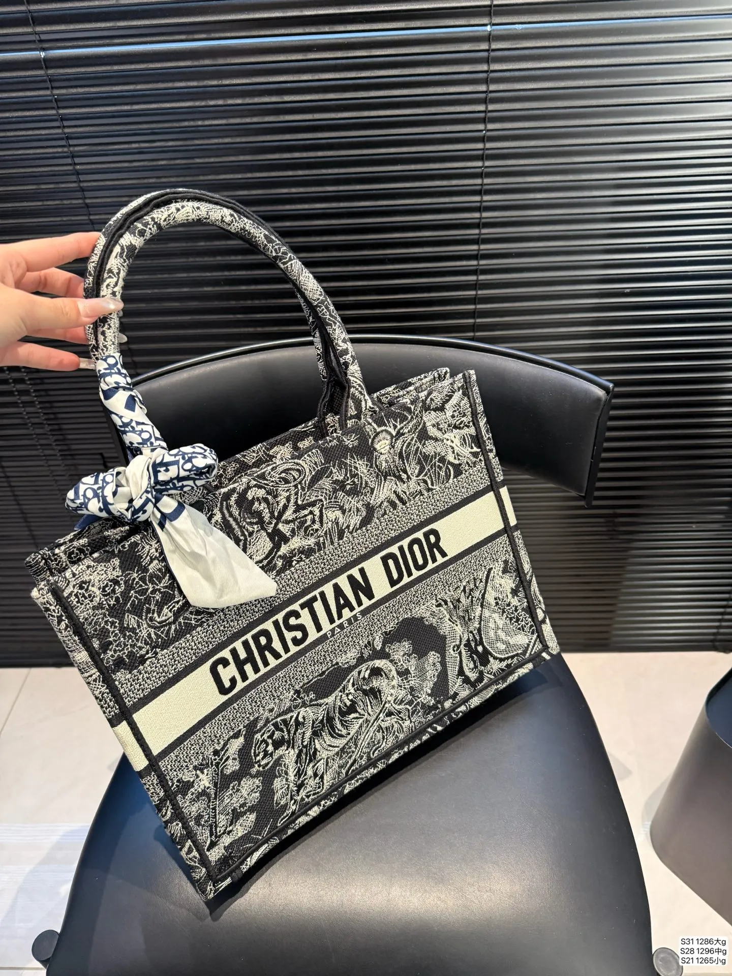 大号P205 中号P190 小号P155 迪奥托特 又是心动 百搭又高级 不咋挑衣服。随意拎着就能出门 单肩斜挎都可以 春秋搭配大衣，真的绝绝子 酷飒风中又带着随意慵懒 尺寸：大号42 34 中号36 27 小号26 21 货号大号1286 中号1296 小号1265