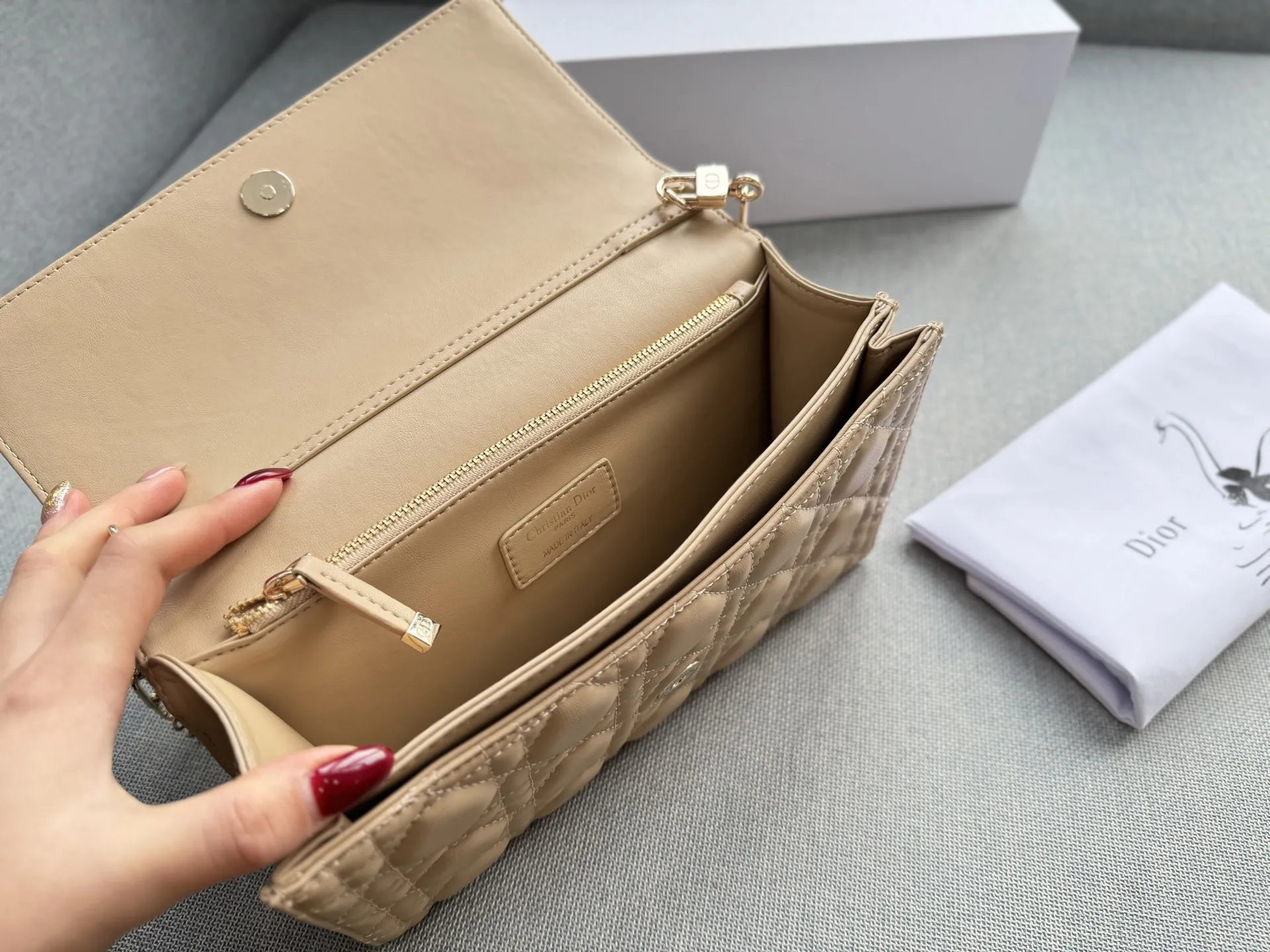 大💰185 折叠盒 小💰180 折叠盒 size:24×14/21×11 DIOR迪奥 My Dior MISS DIOR 藤格纹 链条包 单肩斜挎包手提包 大小姐驾到👑 MISS DIOR手袋 手提或肩背都很优雅高级 标志性的藤纹格内里多个隔层和卡槽精美之余又实用度满满的 优雅实用。采用羊皮革精心制作